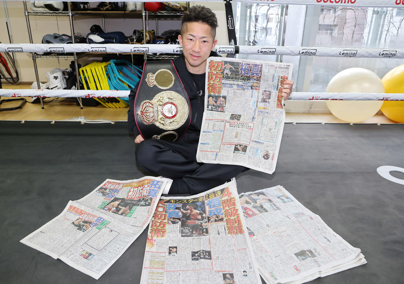 本紙を手に笑顔を見せる井上（撮影・鈴木正人）