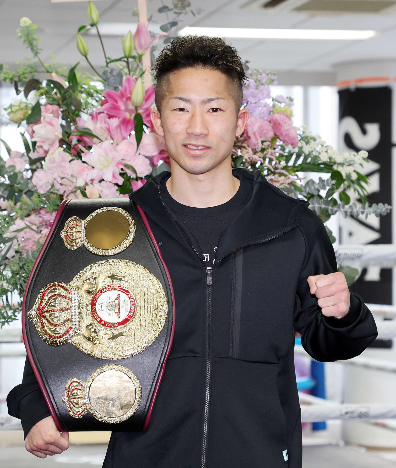 ベルトを手に笑顔を見せる井上（撮影・鈴木正人）