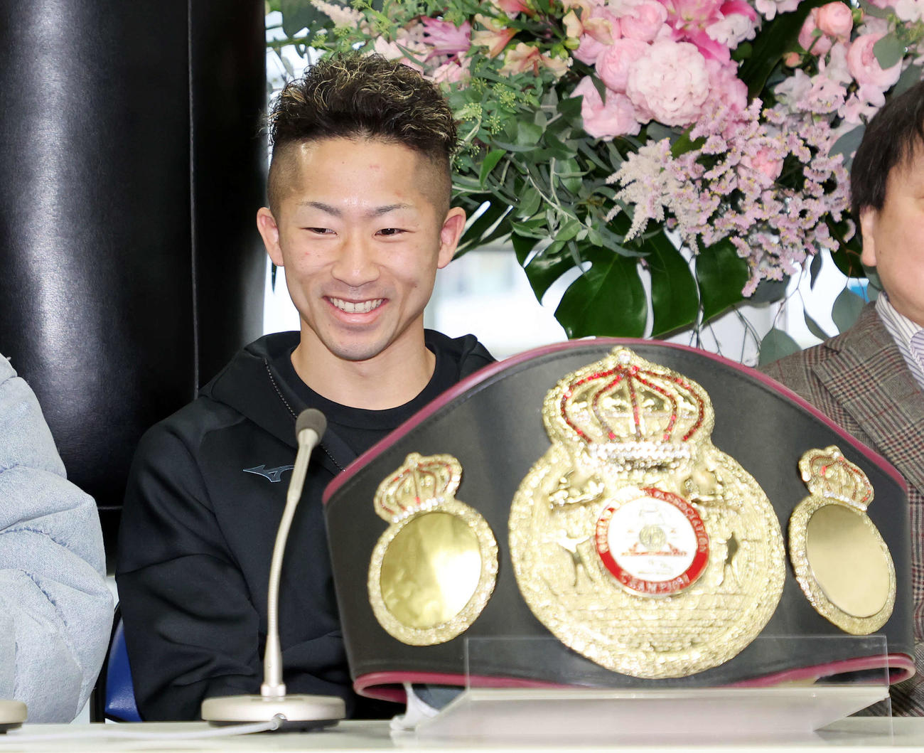 WBA世界バンタム級王者になり一夜明け会見に臨む井上（撮影・鈴木正人）