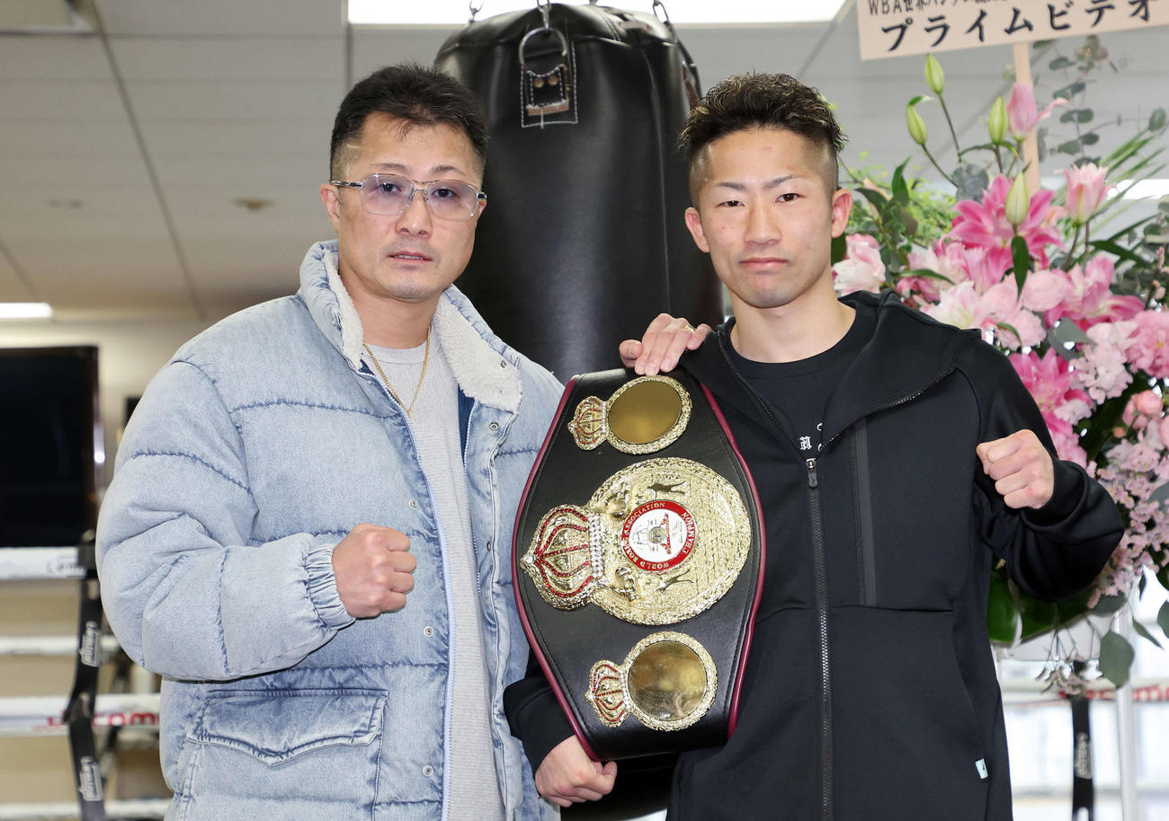 ポーズを決める父の真吾トレーナー（左）と井上（撮影・鈴木正人）