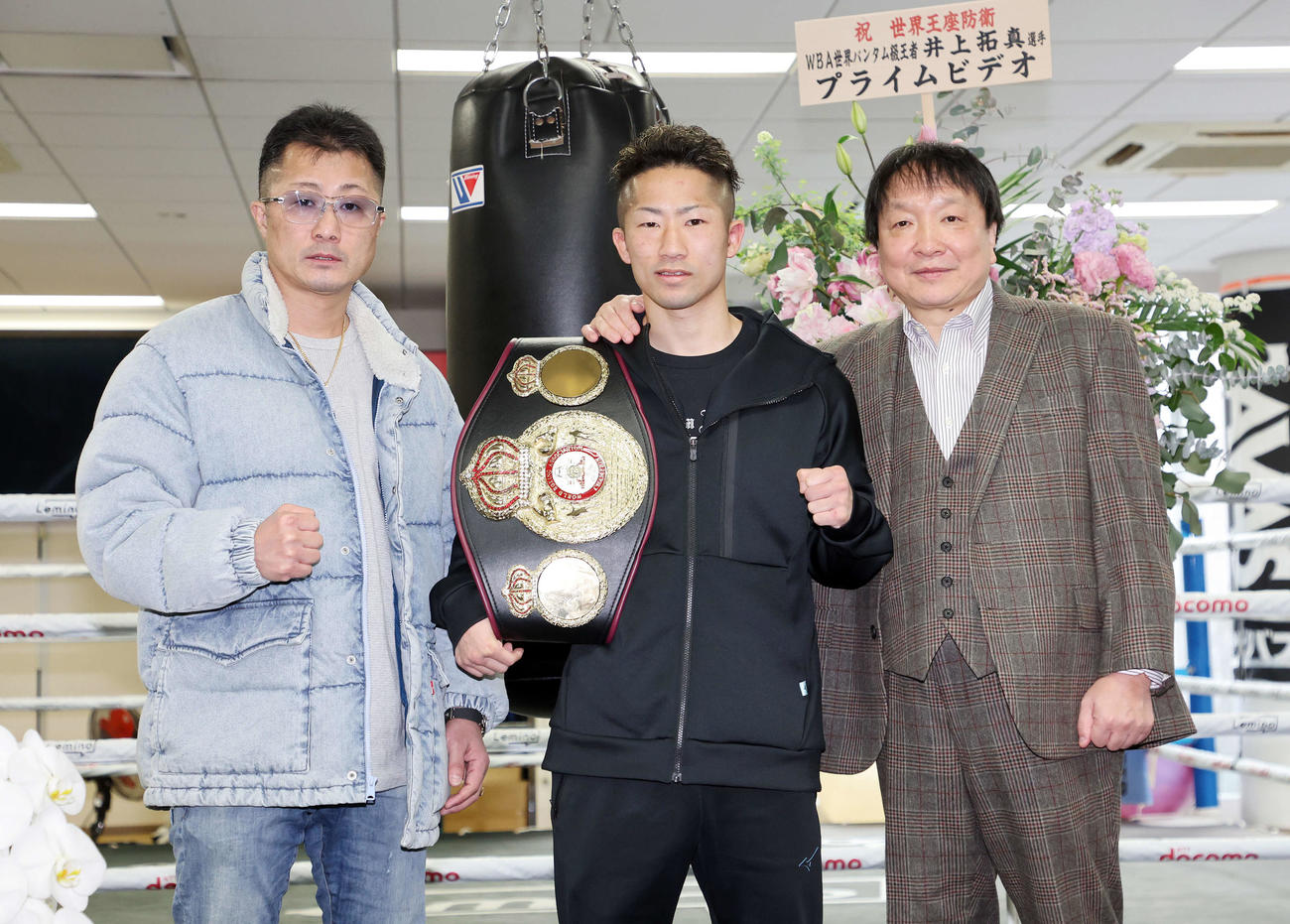 ポーズを決める、左から父の真吾トレーナー、井上、大橋会長（撮影・鈴木正人）