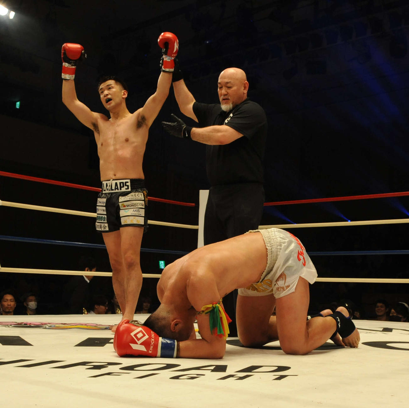 キックボクシング「KNOCK OUT」で津崎善郎と戦い、判定負けが決まり倒れ込む現役医師のキックボクサー、MASATO BRAVELY（右）（撮影・松尾幸之介）