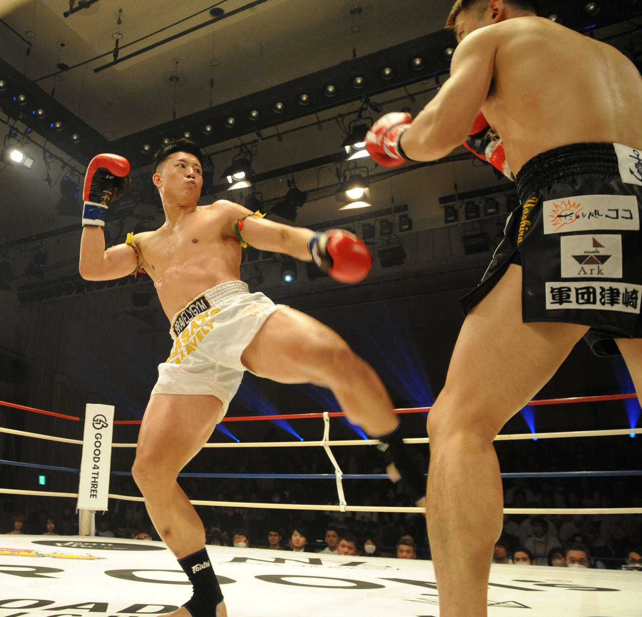 キックボクシング「KNOCK OUT」で津崎善郎と戦う現役医師のキックボクサー、MASATO BRAVELY（左）（撮影・松尾幸之介）