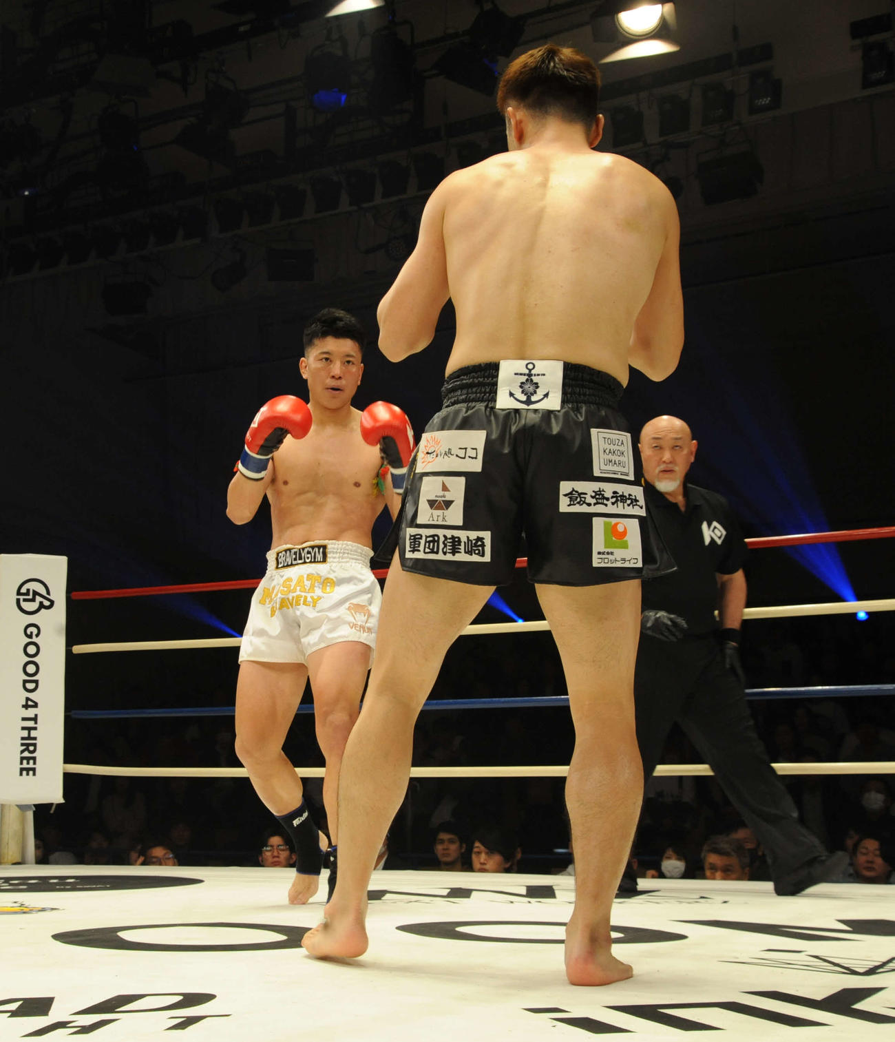 キックボクシング「KNOCK OUT」で津崎善郎と戦う現役医師のキックボクサー、MASATO BRAVELY（左）（撮影・松尾幸之介）