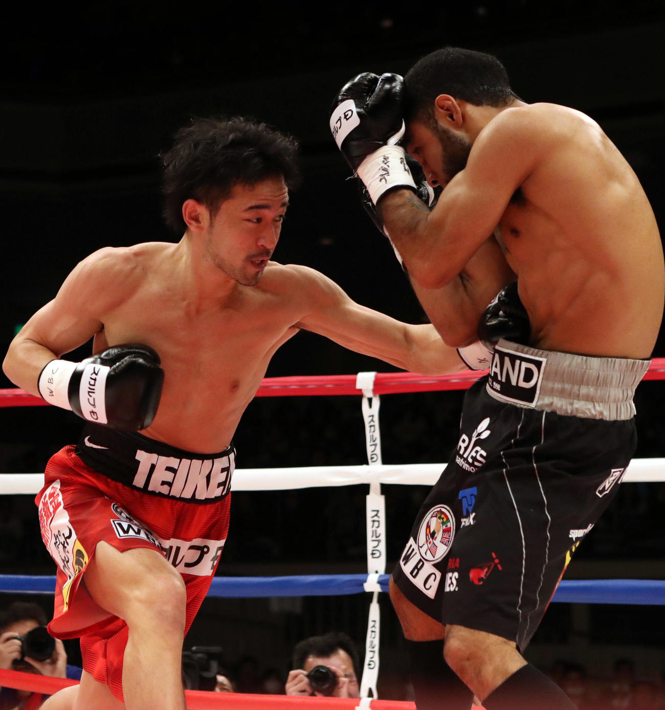 1回、ネリ（右）に強烈な左ボディーを食らわす山中（2018年3月撮影）