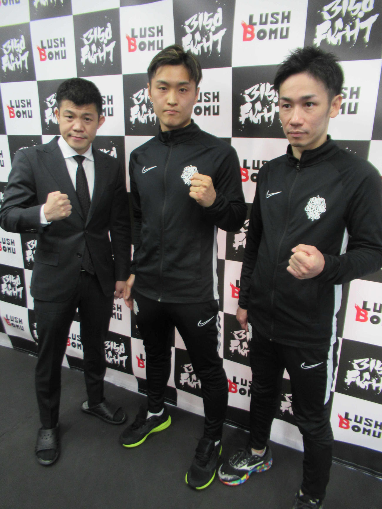 初の世界挑戦へ意気込む西田（中央）。左は亀田興毅氏、右は武市トレーナー（撮影・実藤健一）