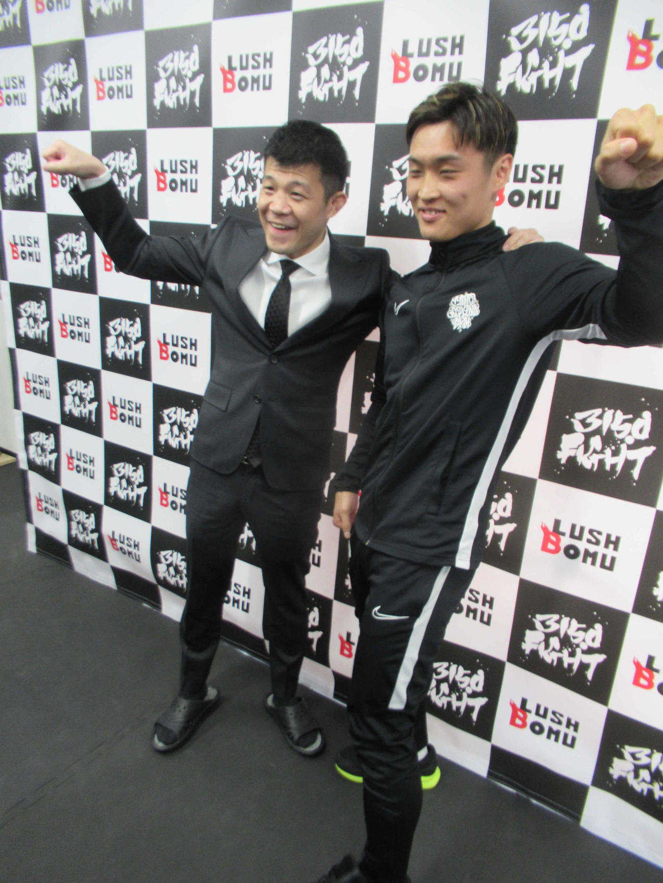 初の世界挑戦へ意気込む西田（右）は亀田興毅氏と「3150ポーズ」（撮影・実藤健一）