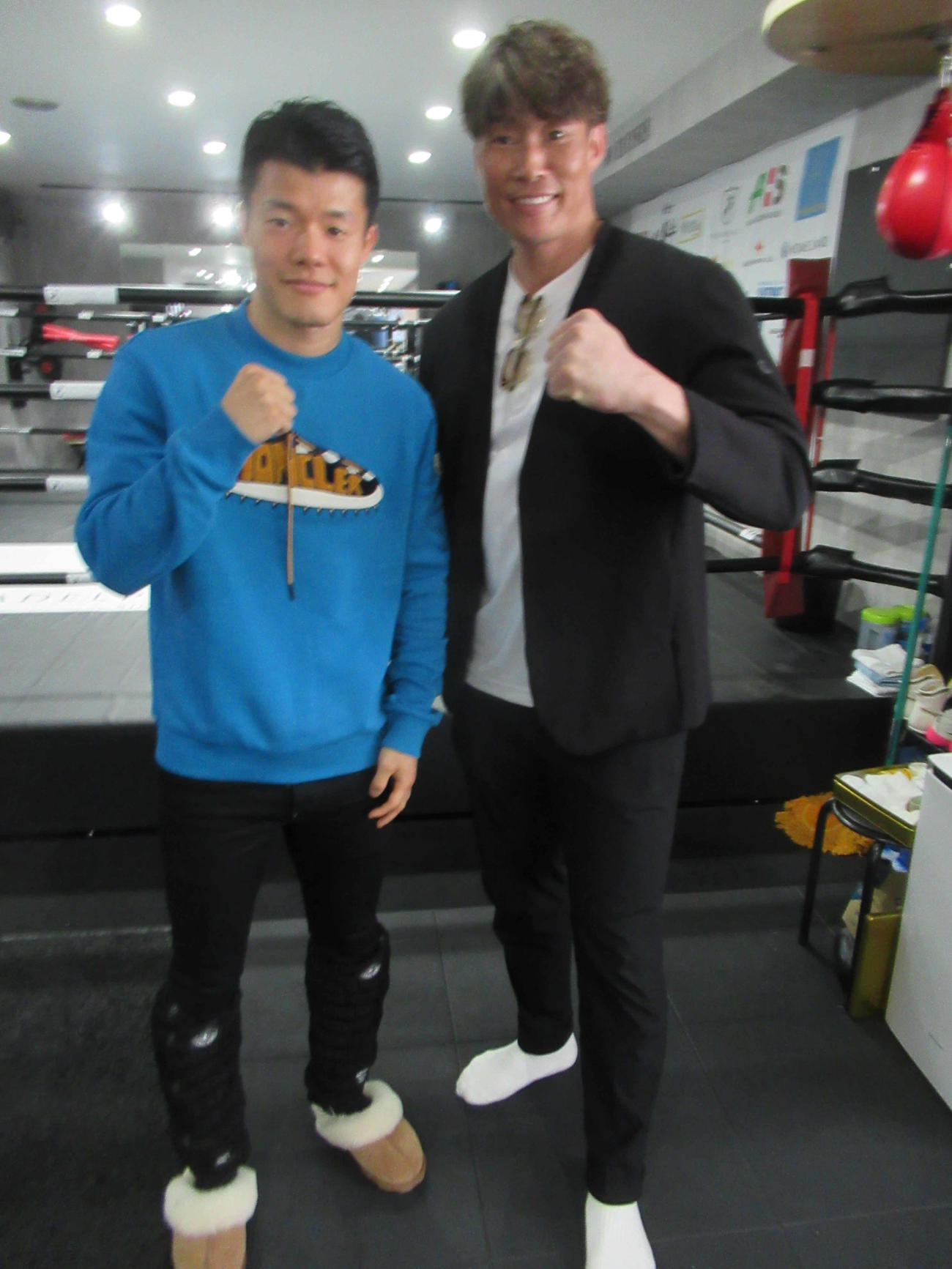 世界王者返り咲きを目指す亀田和毅（左）にエールを送る元プロ野球選手の糸井嘉男氏（撮影・実藤健一）