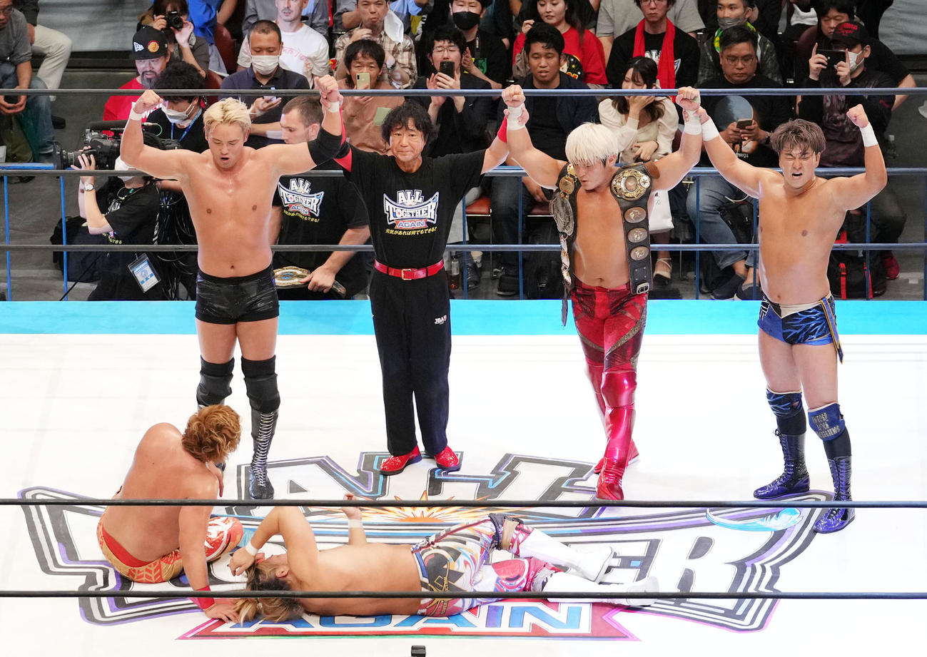 プロレス「ALL TOGETHER AGAIN　元気があれば何でもできる！」　勝利した、左からオカダ・カズチカ、1人おいて拳王、青柳優馬組（2023年6月撮影）