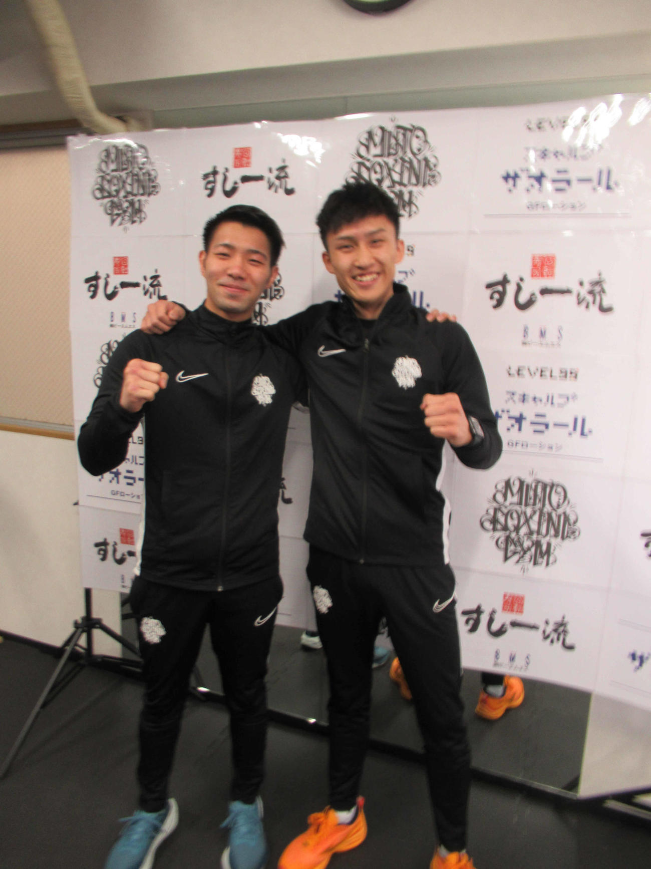 4・21へ健闘を誓い合う井上（左）と韓（撮影・実藤健一）