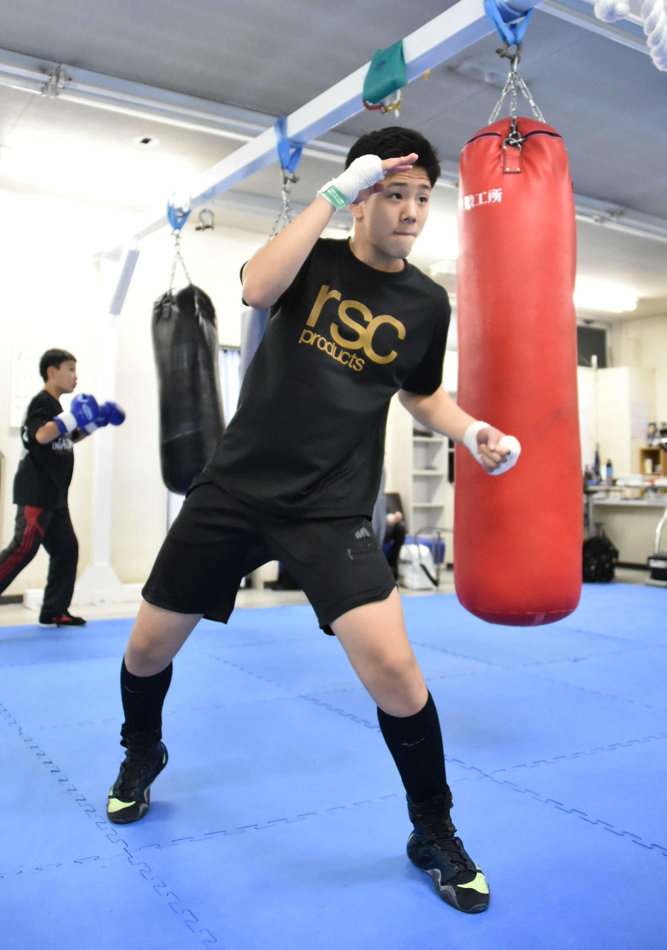 シャドーをする寺島