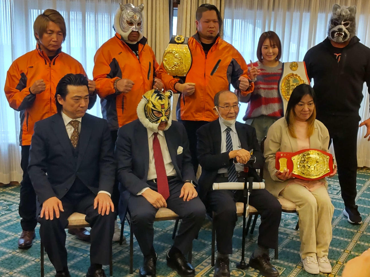 SSPWの会見に出席した（前列左から）平井丈雅代表、初代タイガーマスクの佐山サトル氏、新間寿会長、ジャガー横田（後列左から）日高郁人、スーパー・タイガー、間下隼人、Sareee、ダーク・ウルフ