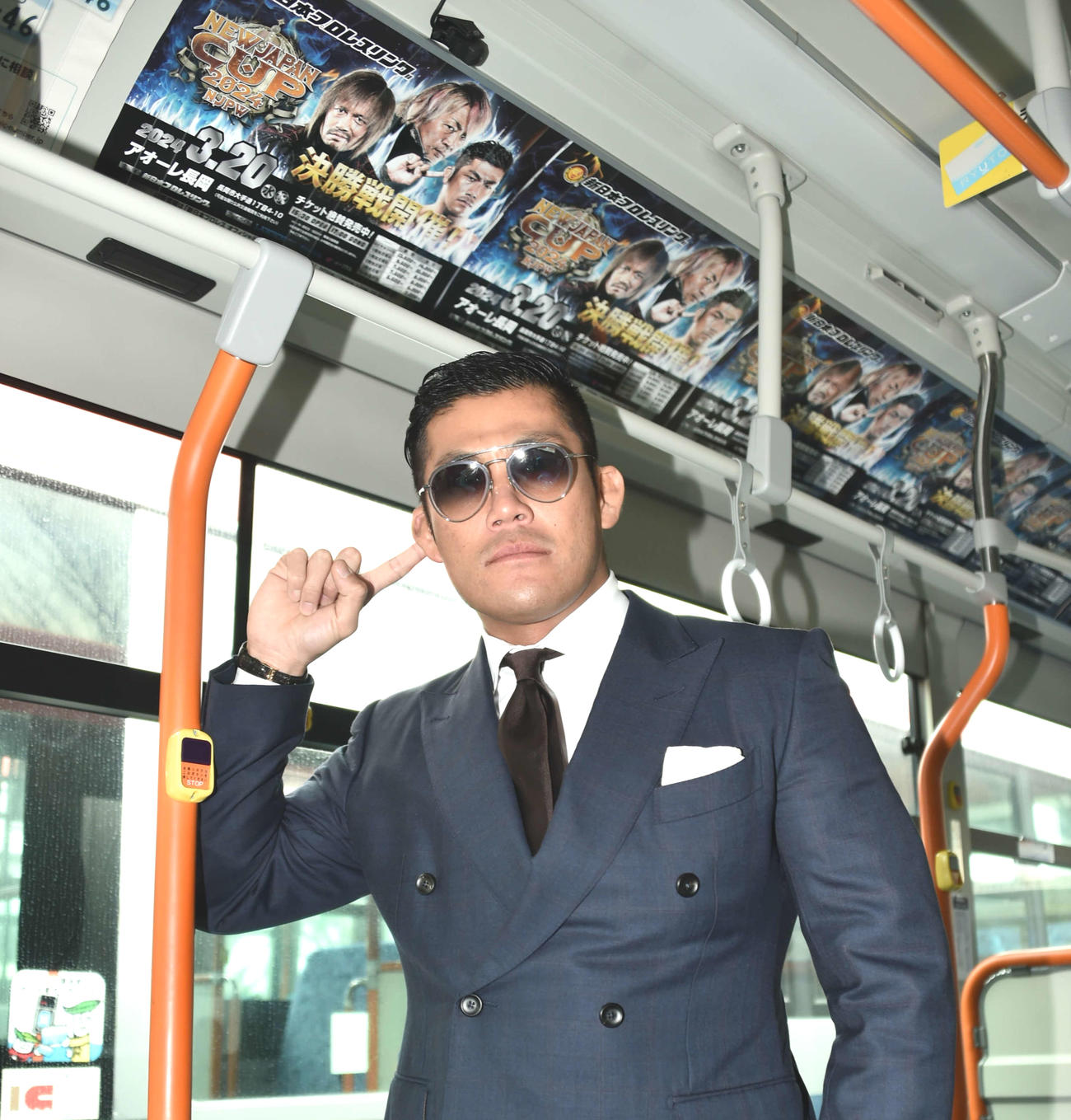 新潟交通のバス車内の大会告知ポスターをバックに「NEW JAPAN CUP」連覇を誓ったSANADA