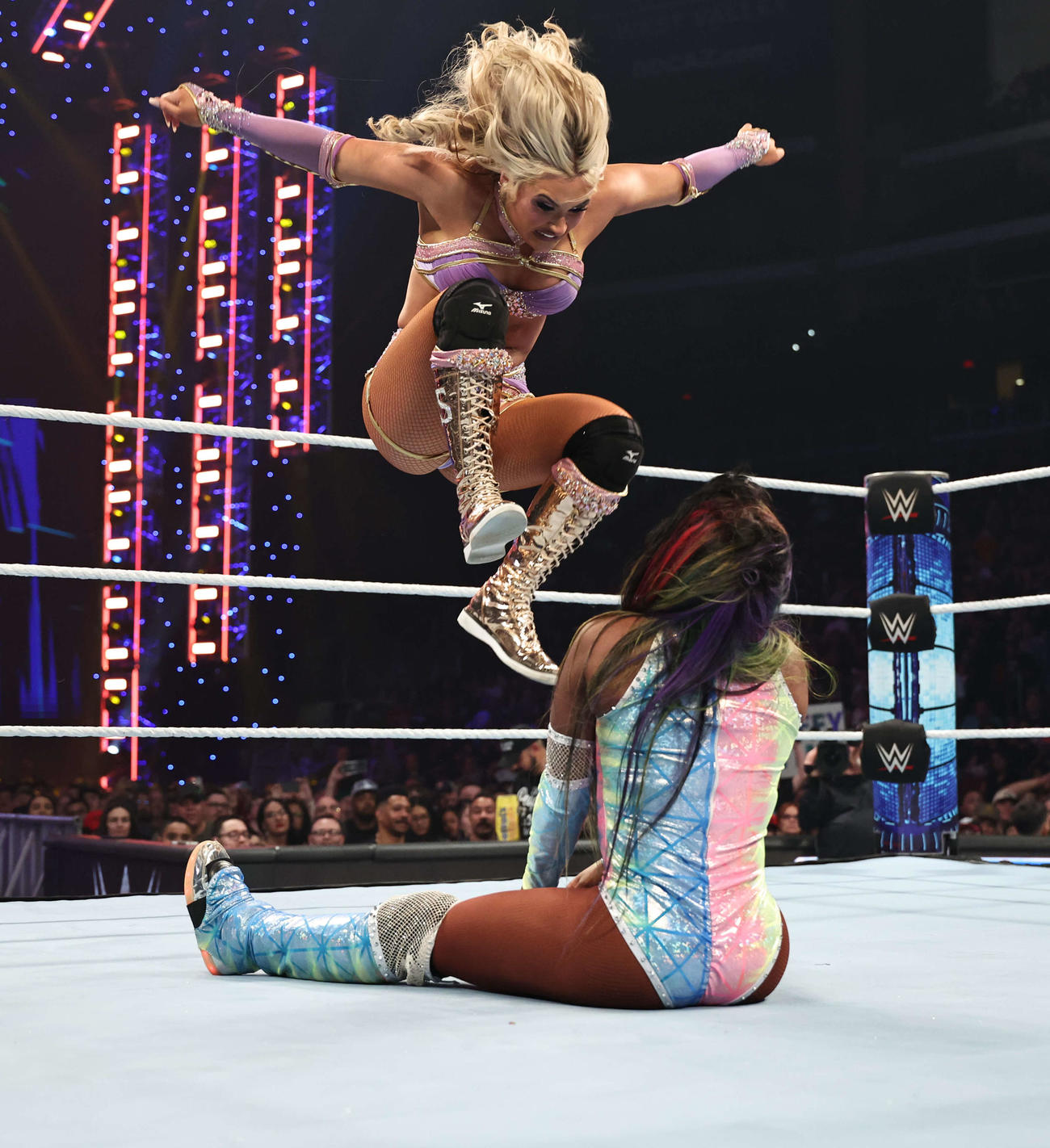 ナオミ（右）とシングル戦に臨んだティファニー・ストラットン（C）WWE