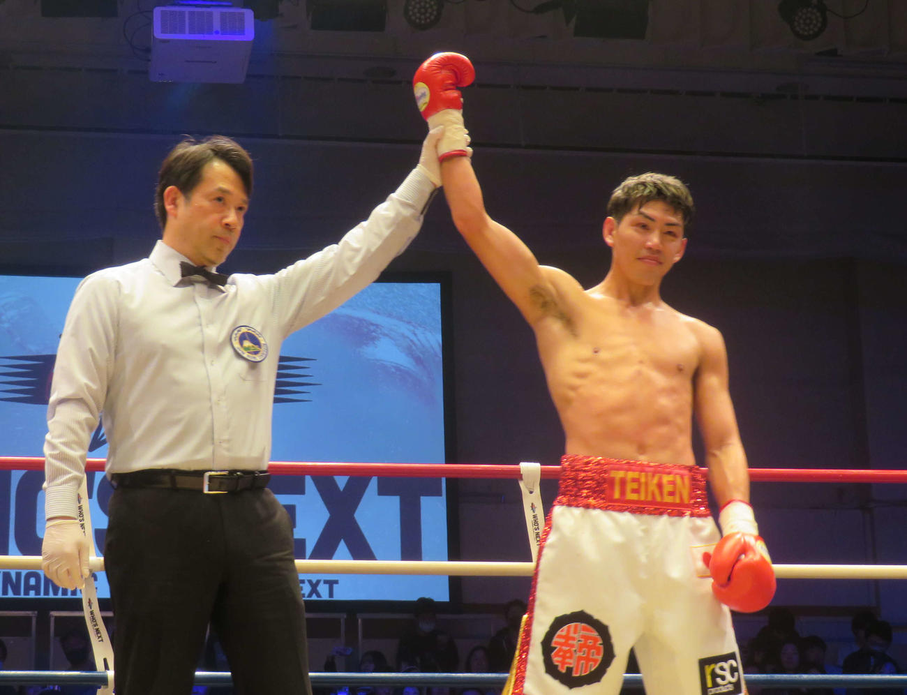 約1年5カ月ぶりの国内マッチでデビュー6連続KO勝利を挙げたWBA世界スーパーバンタム級13位村田昴（右）