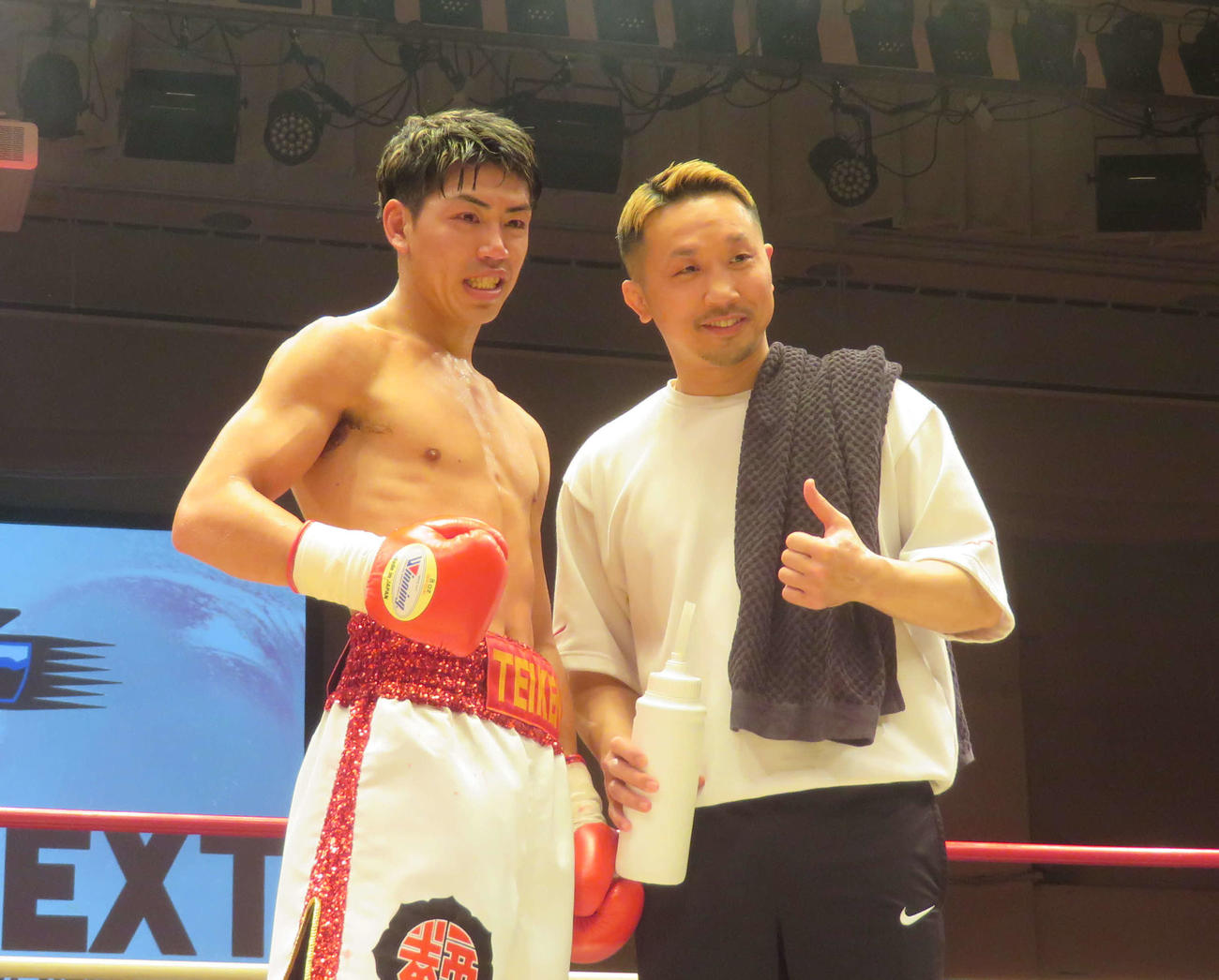 昨年10月からコンビを組む粟生隆寛トレーナー（右）と並ぶWBA世界スーパーバンタム級13位村田昴