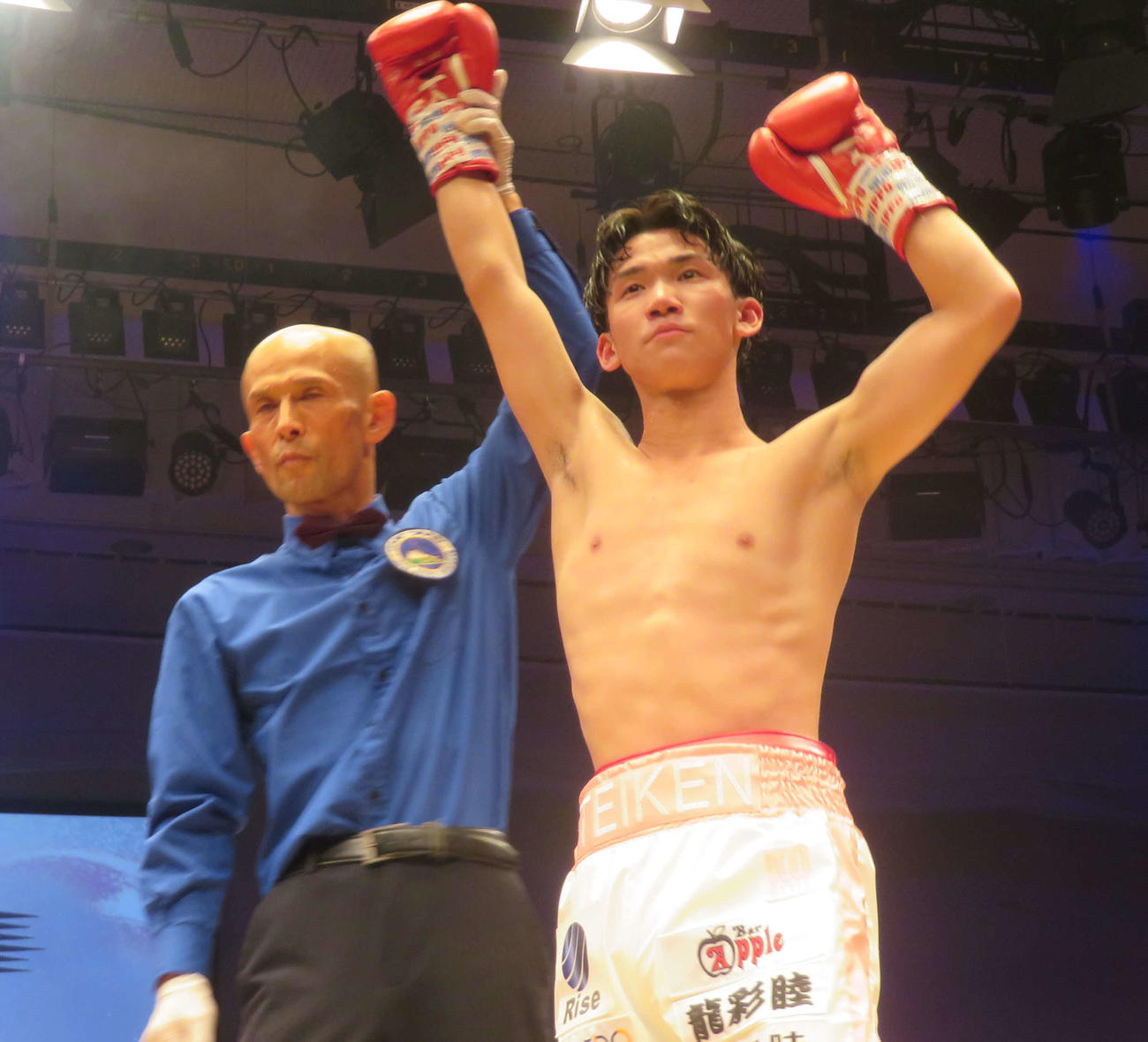 6回TKO勝ちで初メインイベントを締めくくった日本ライトフライ級2位高見亨介（右）