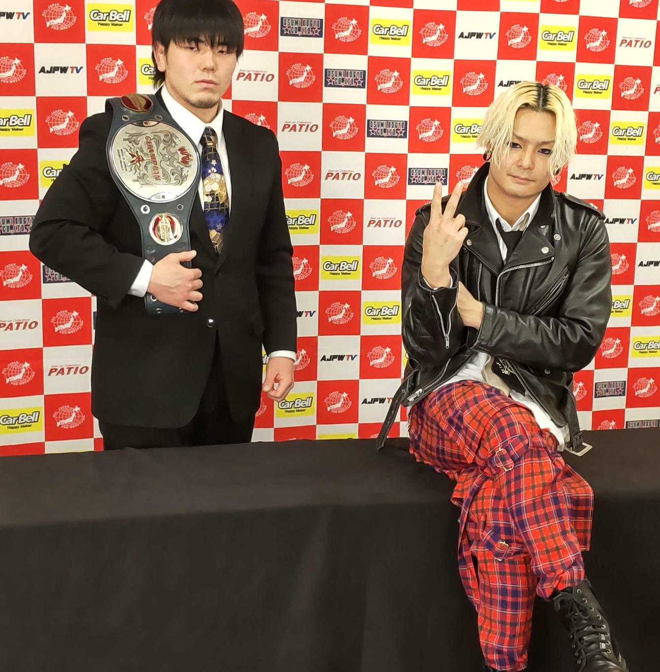 世界ジュニアヘビー級王座戦で戦う王者・田村男児（左）と挑戦者の“ビジュアル系パンク”ライジングHAYATO