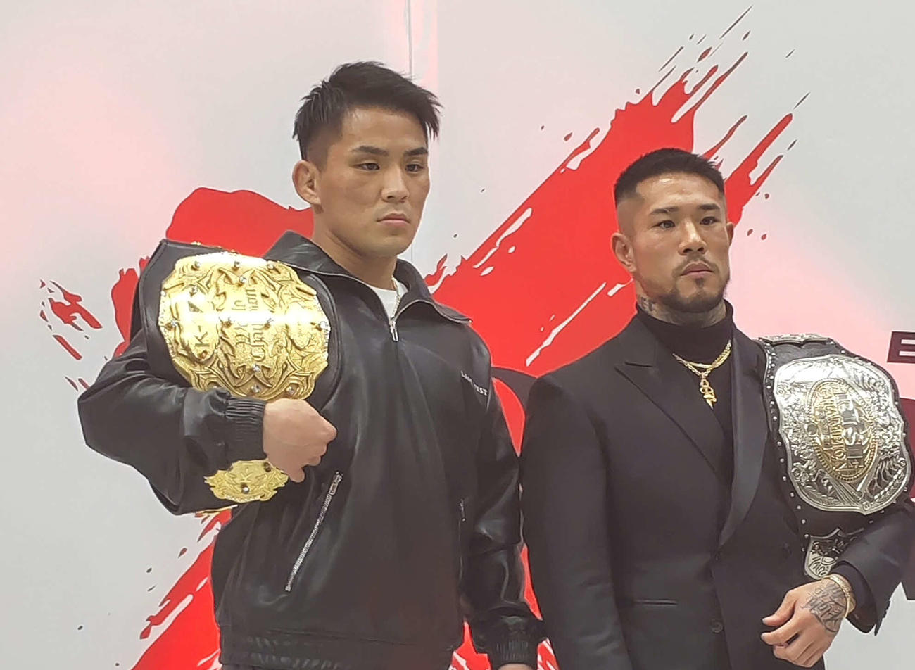 RISEエルドラドに乗り込んで中村寛（右）との王者対決に臨むK－1与座優貴