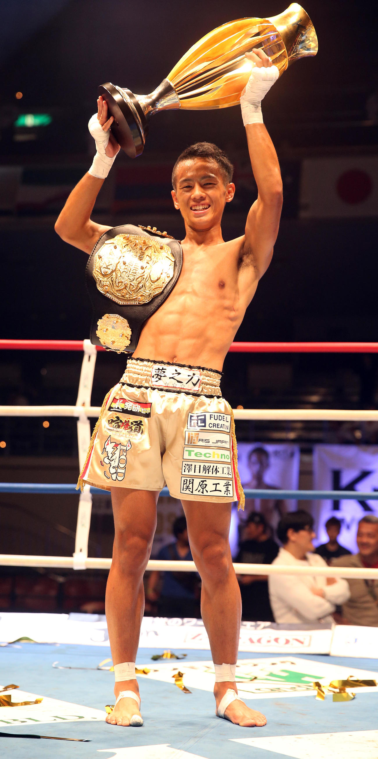 19年6月30日、K－1 WGP 2019　スーパーバンタム級世界最強決定トーナメントの優勝トロフィーを掲げる武居