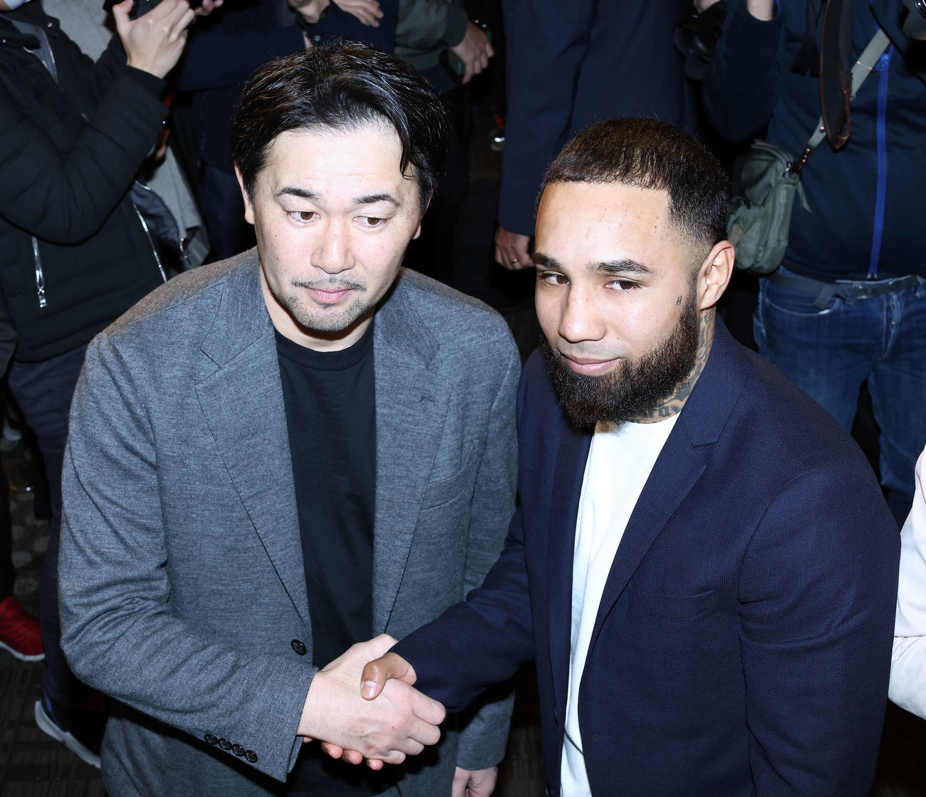 会見後、握手を交わす山中慎介（左）とルイス・ネリ（撮影・河田真司）