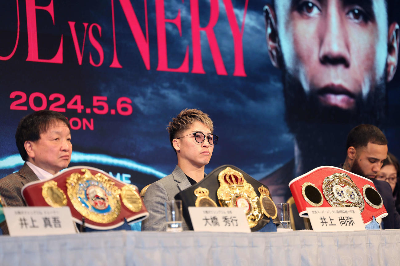 会見に臨む井上尚弥（中央）。左は大橋会長、右はルイス・ネリ（撮影・河田真司）