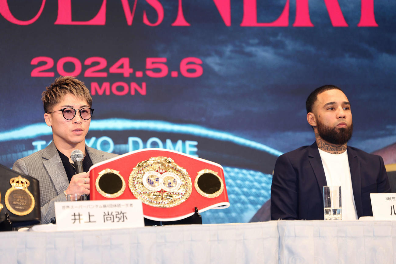 質問に答える井上尚弥左とルイス・ネリ（撮影・河田真司）