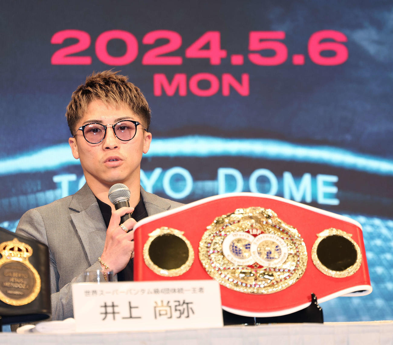 質問に答える井上尚弥（撮影・河田真司）