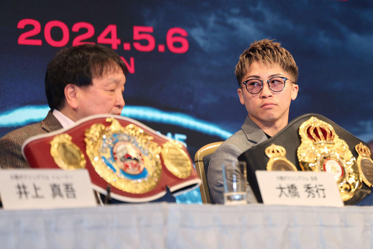 会見に臨む井上尚弥（右）と大橋会長（撮影・河田真司）