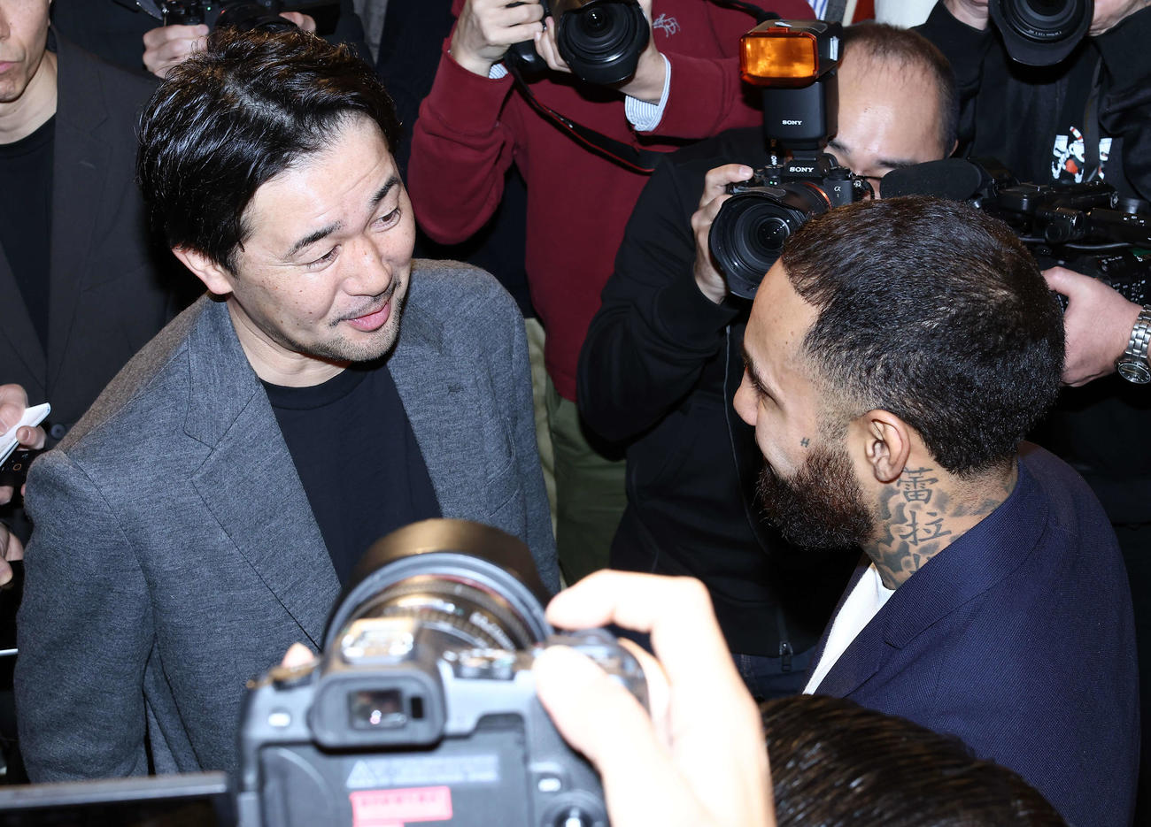 会見後、言葉を交わす山中慎介（左）とルイス・ネリ（撮影・河田真司）