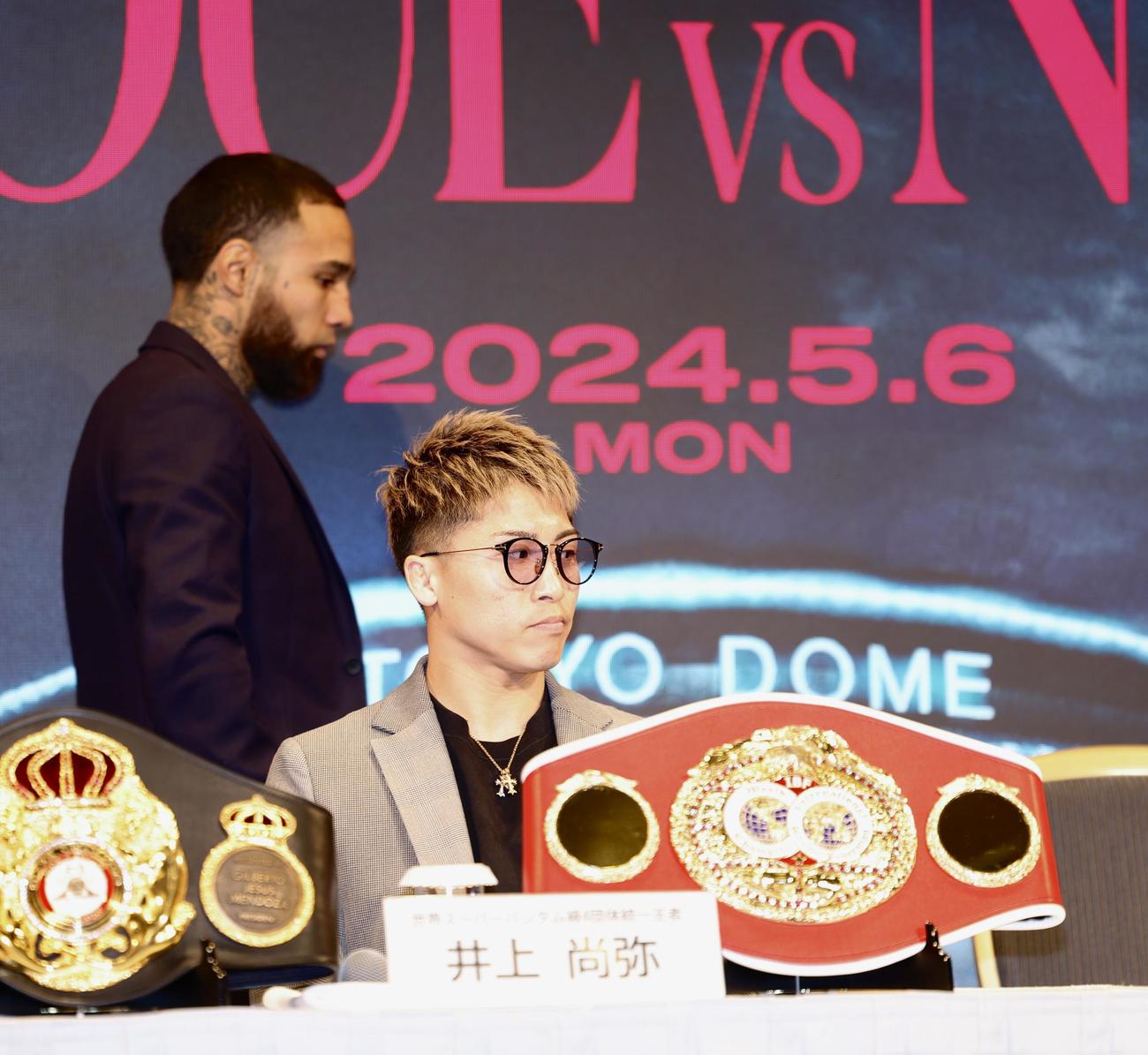 会見に臨む井上尚弥（手前）とルイス・ネリ（撮影・河田真司）