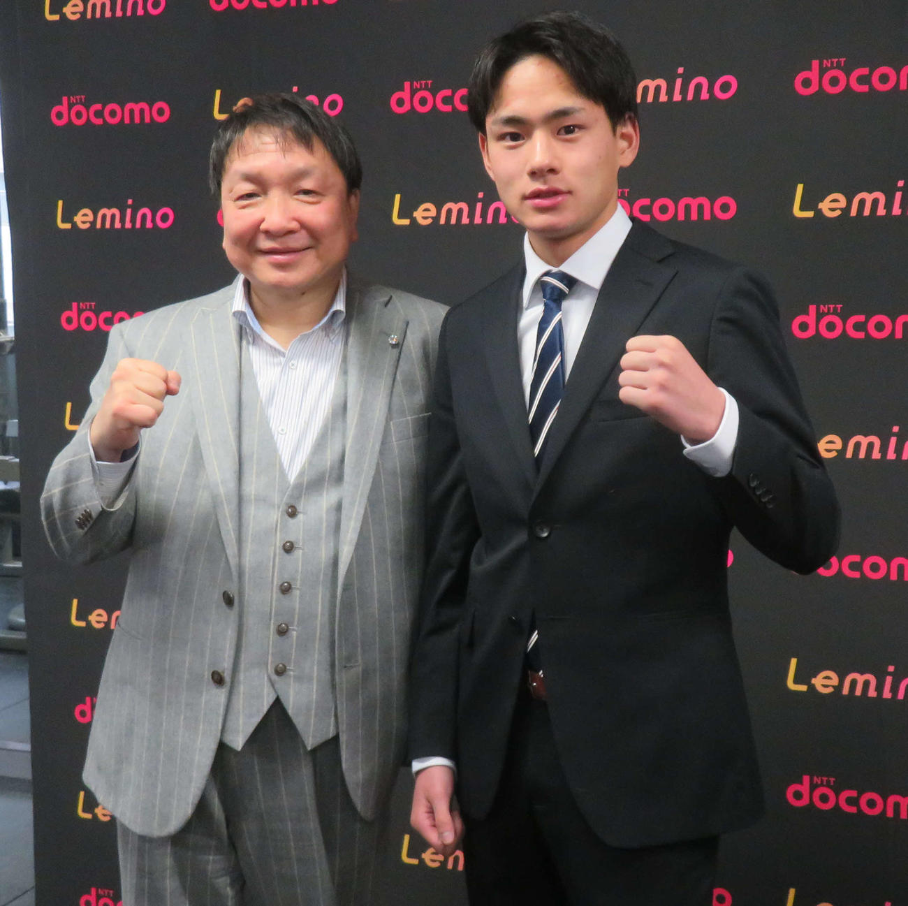 大橋ジムの大橋会長（左）の誘いを受け、プロ転向を決めた世界ユースVを含むアマ7冠の坂井優太