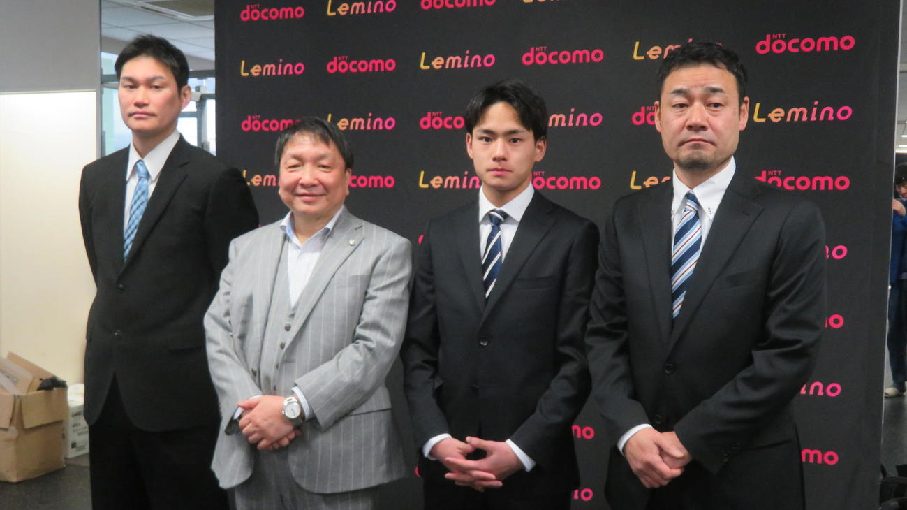 大橋ジムからプロ転向するアマ7冠の坂井優太（左から3番目）と大橋秀行会長（同2番目）。父伸克さん（右端）、鈴木康弘トレーナーの指導を受ける