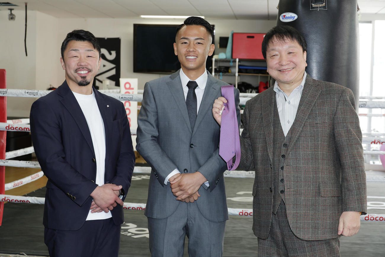 会見を行った、左から八重樫トレーナー、武居、チーム八重樫から贈られた誕生日プレゼントのネクタイを手にする大橋秀行会長（撮影・中島郁夫）