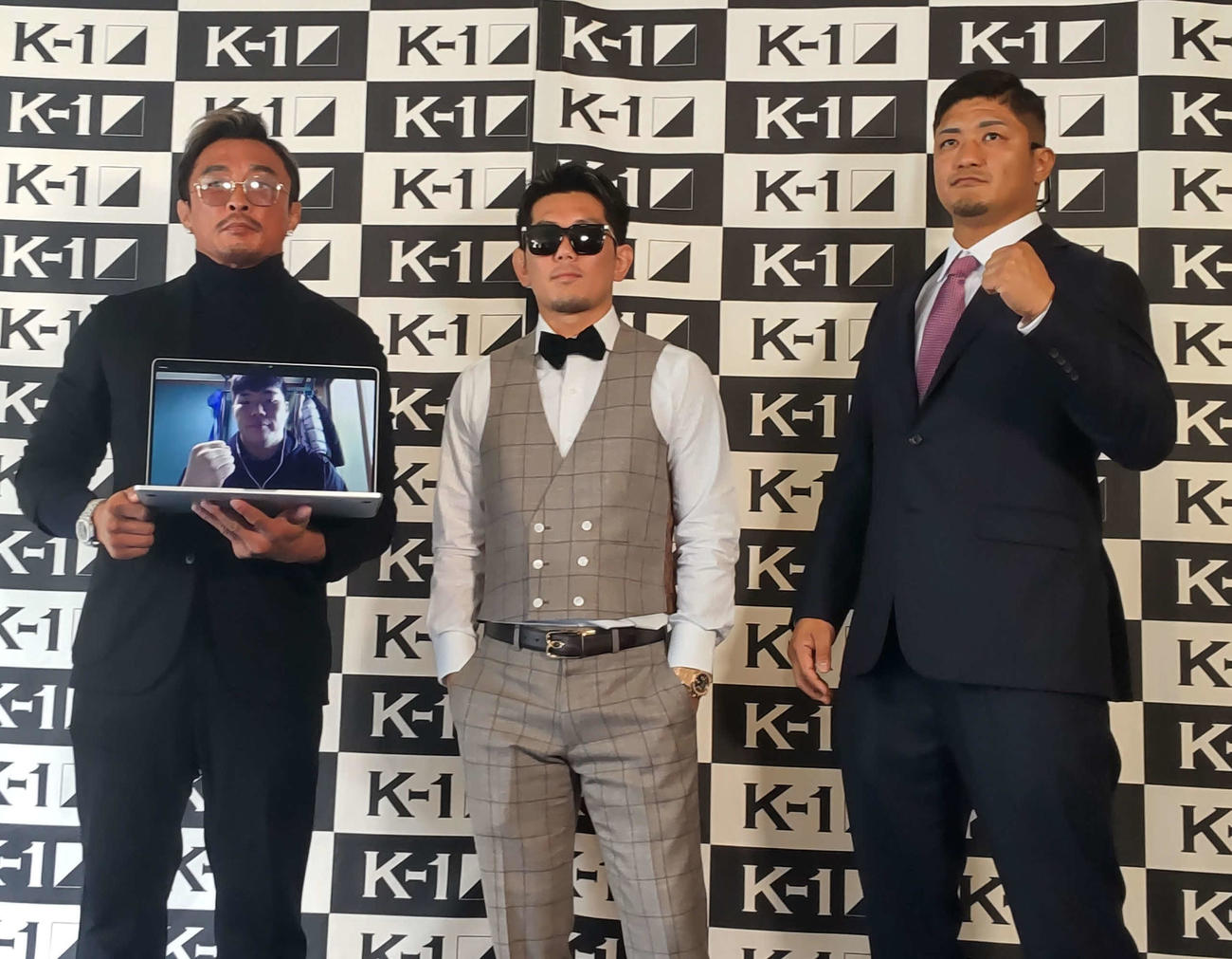 記者会見に出席した（左から）秋山、皇治、安藤とオンラインで参加し、パソコンの画面に映るクォン