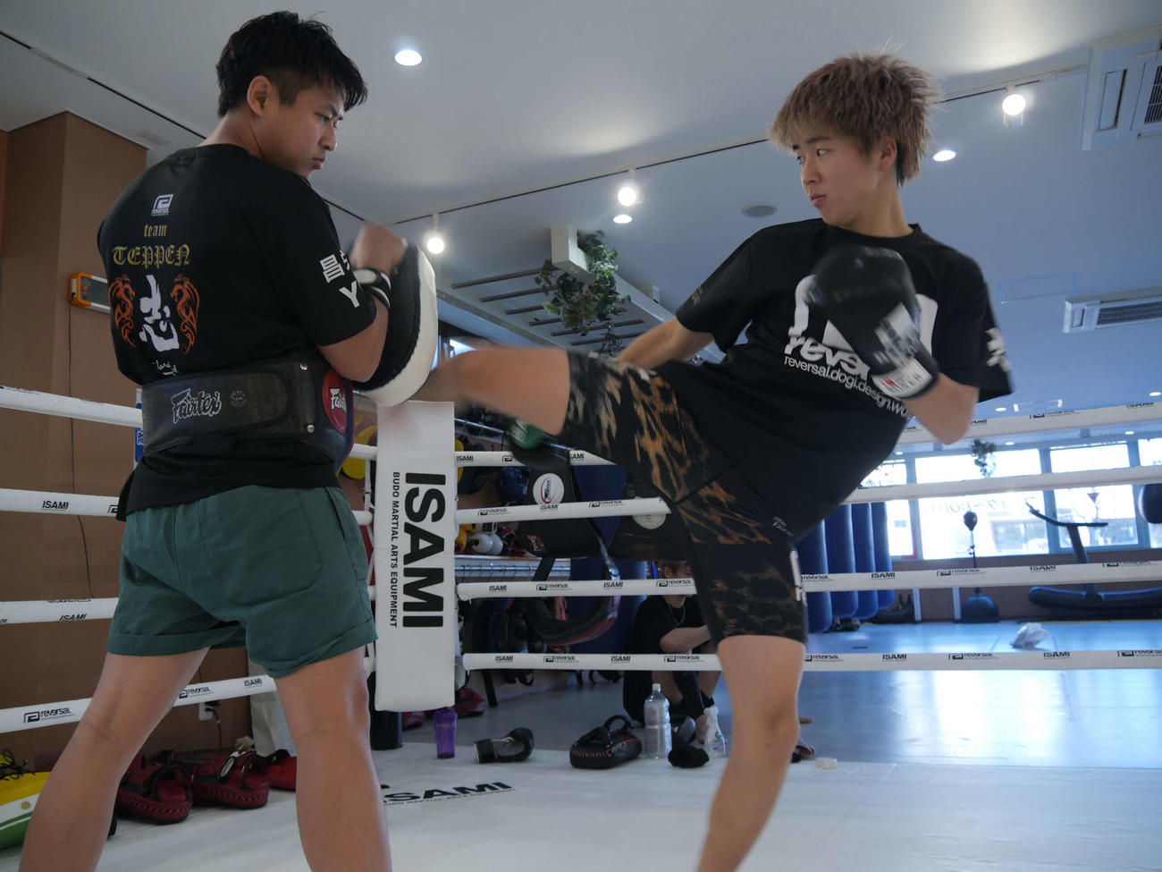キックを蹴り込む那須川龍心（写真提供RISE）