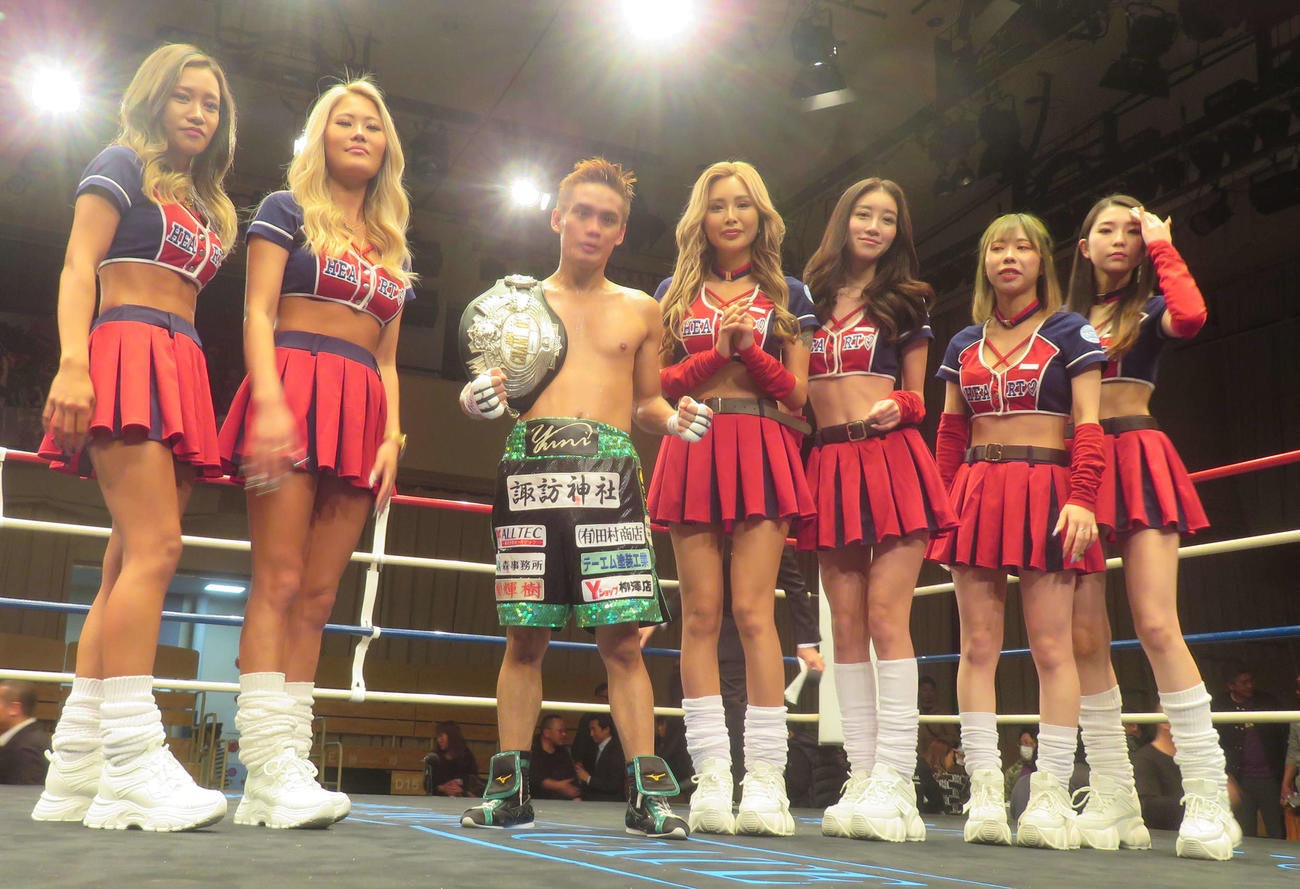 3度目の防衛に成功した日本ミニマム級王者高田勇仁（左から3番目）