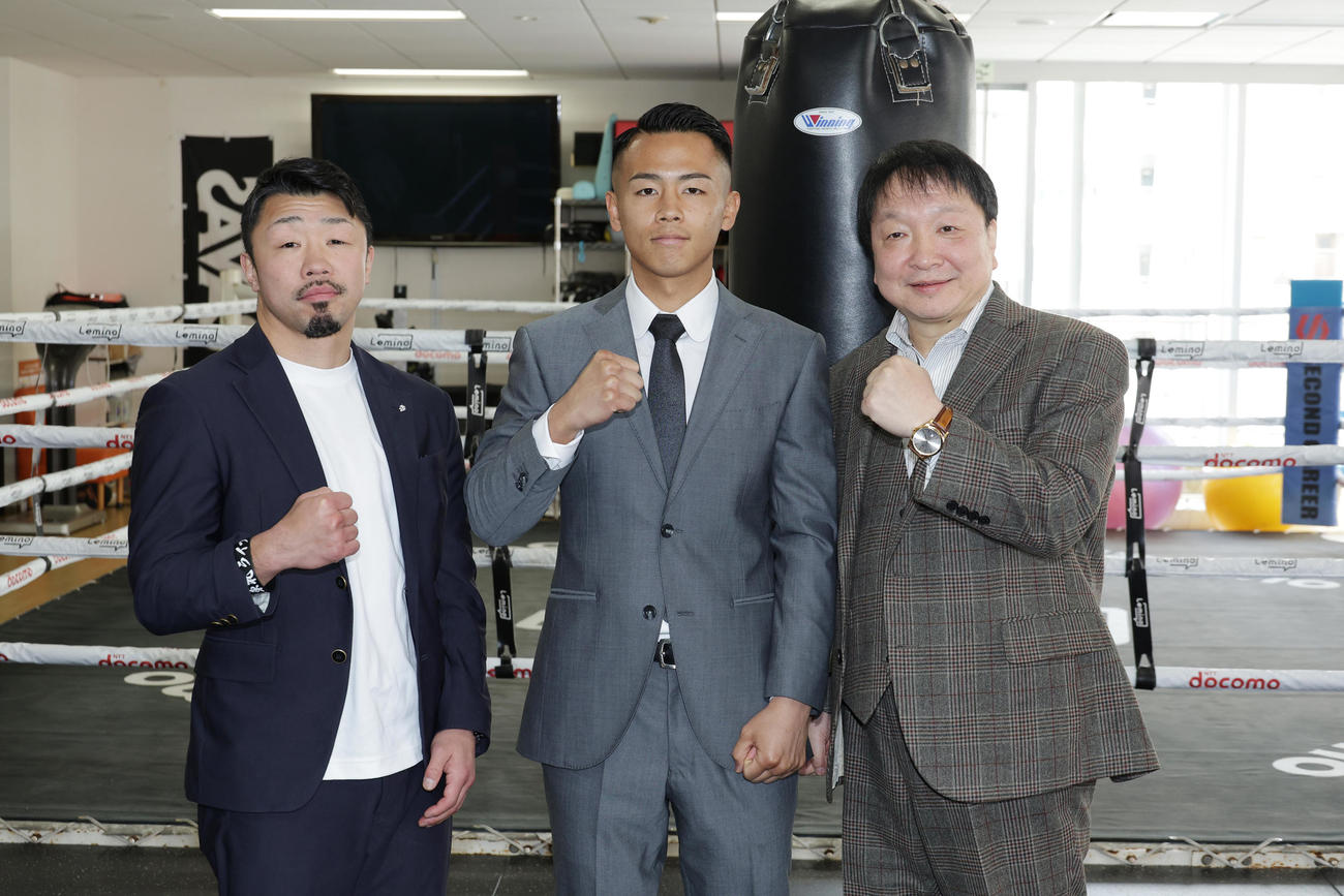会見を行った、左から八重樫トレーナー、武居、大橋秀行会長（撮影・中島郁夫）