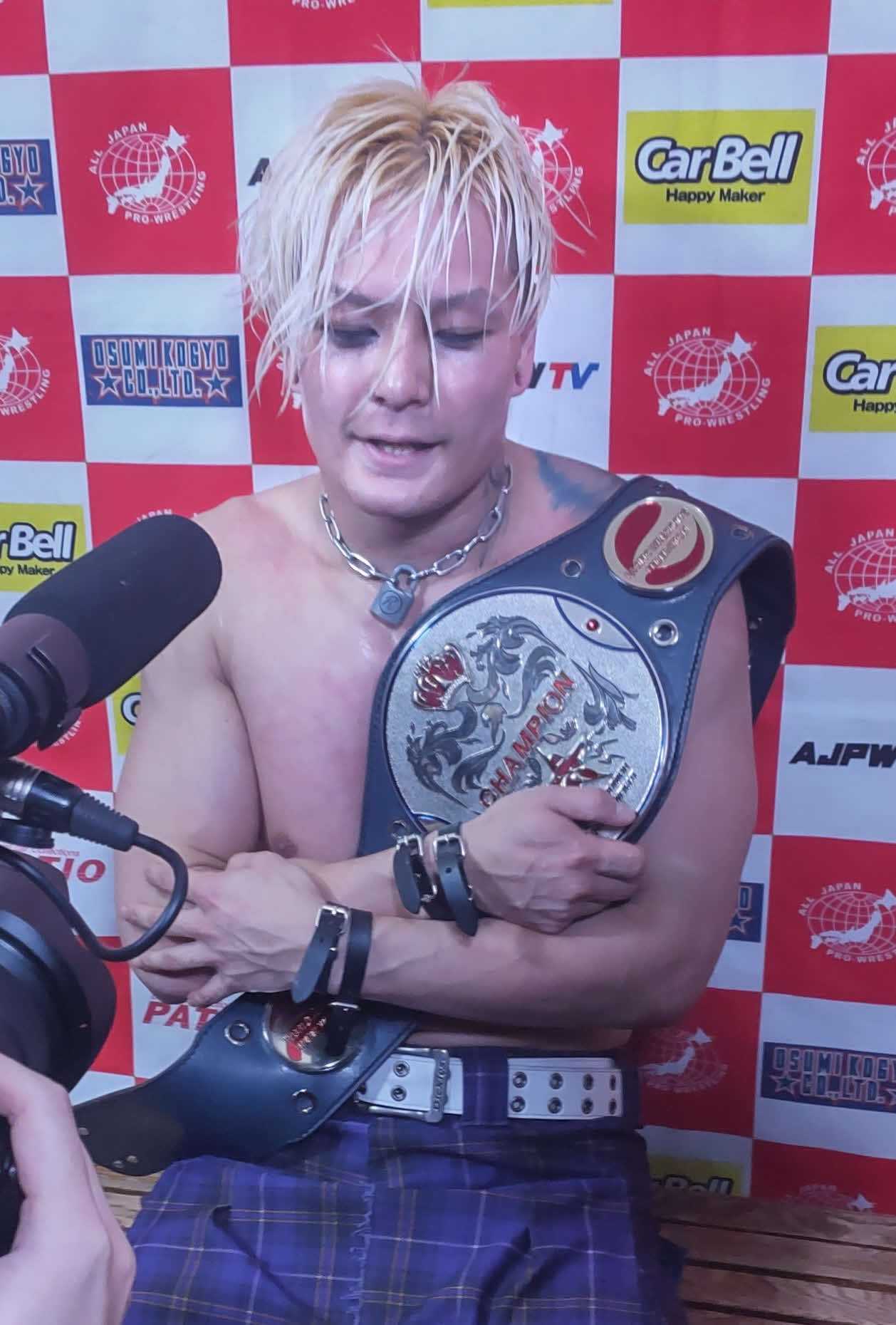 ”ビジュアル系パンク”ライジングHAYATOは田村男児から奪った世界ジュニアのベルトを大事そうに抱きしめた