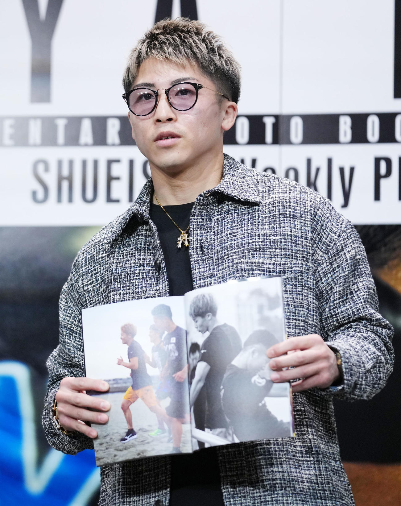 写真集のお気に入り写真を見せる井上尚（撮影・横山健太）