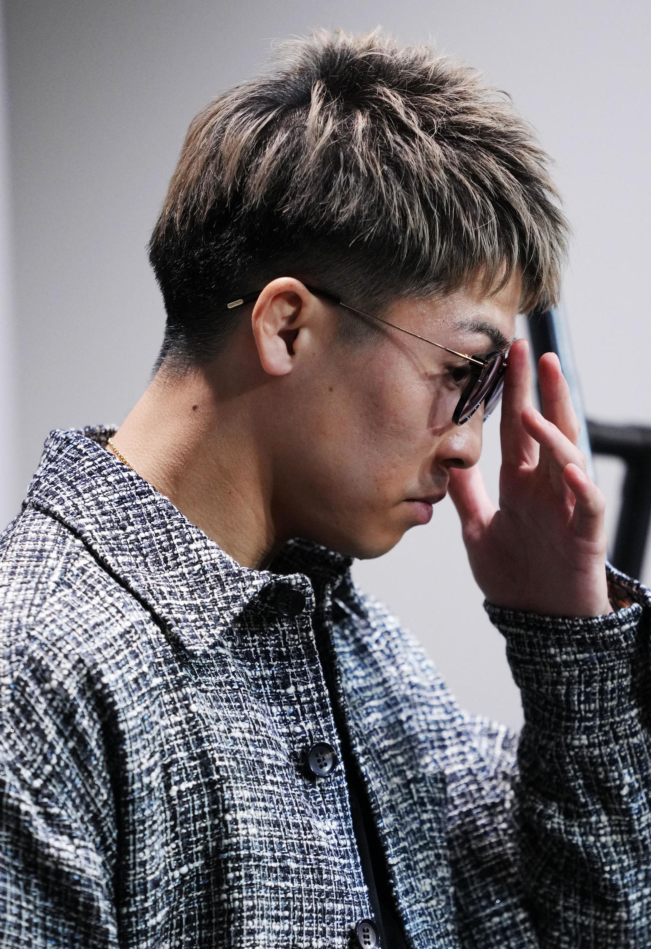 サングラスに手をかける井上尚（撮影・横山健太）