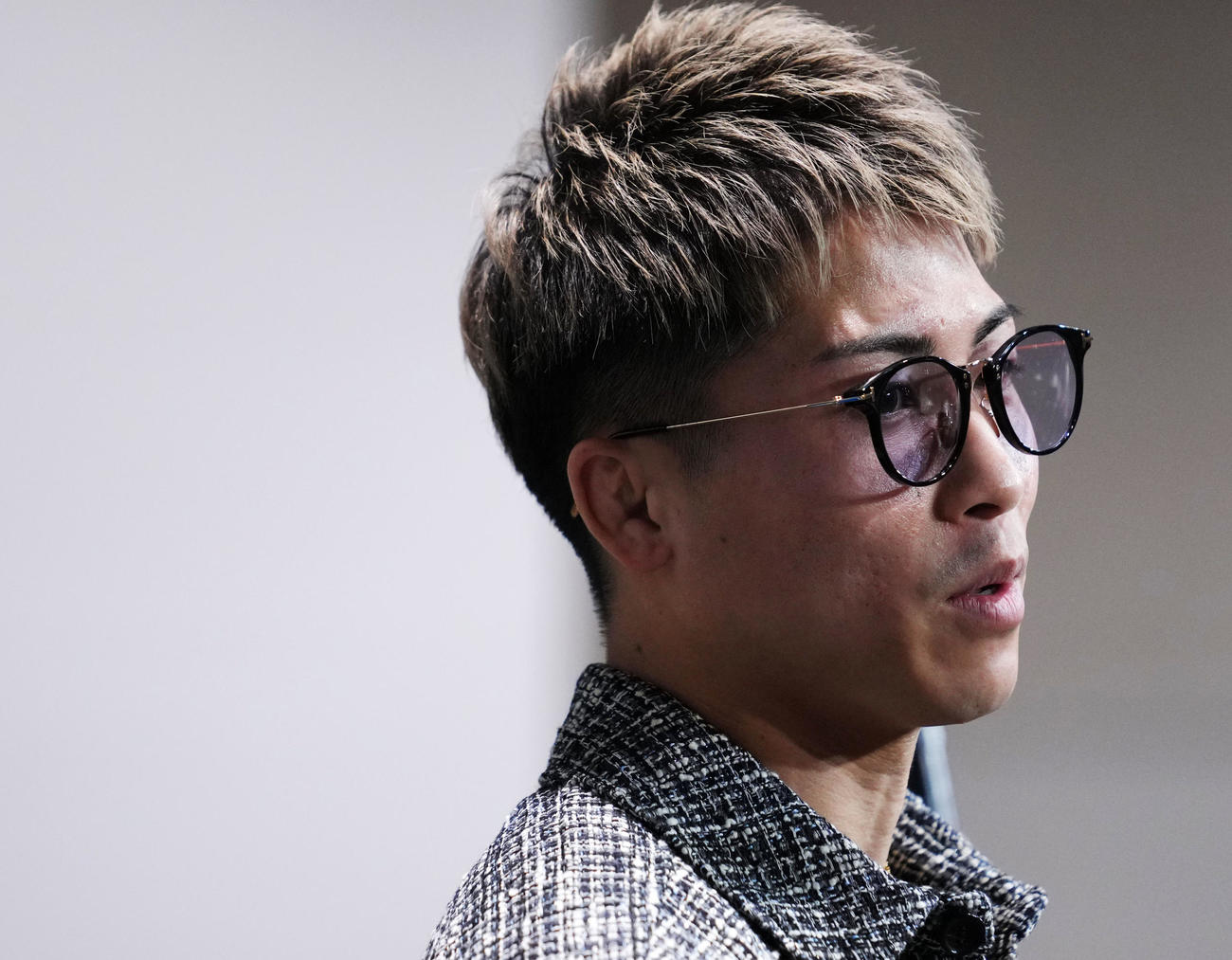 取材に応じる井上尚（撮影・横山健太）