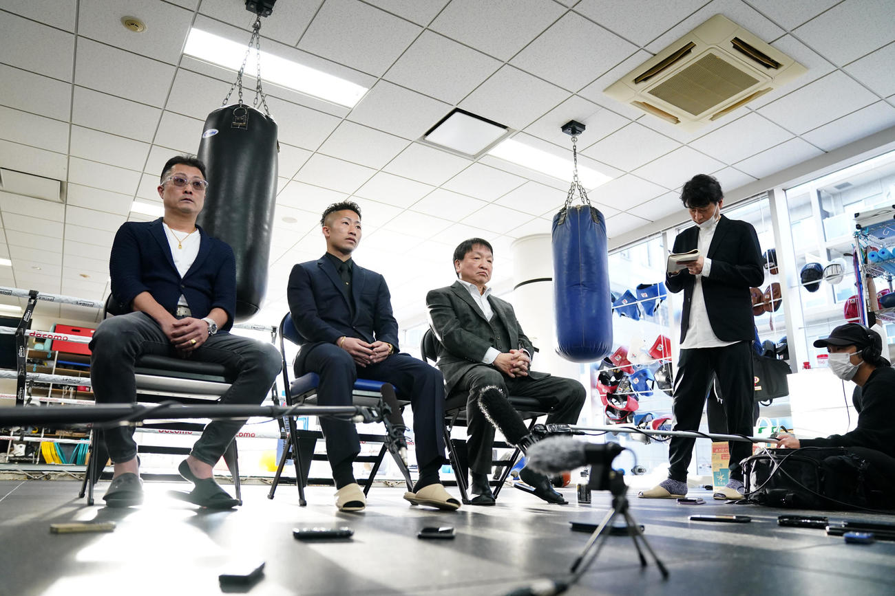 防衛戦が決まり会見を行った井上拓。左は井上トレーナー、右は大橋会長（撮影・横山健太）