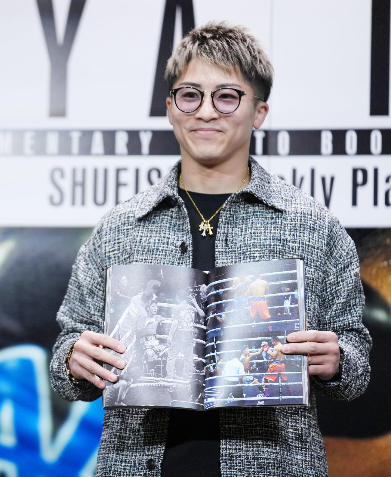 写真集のお気に入り写真を見せる井上尚（撮影・横山健太）