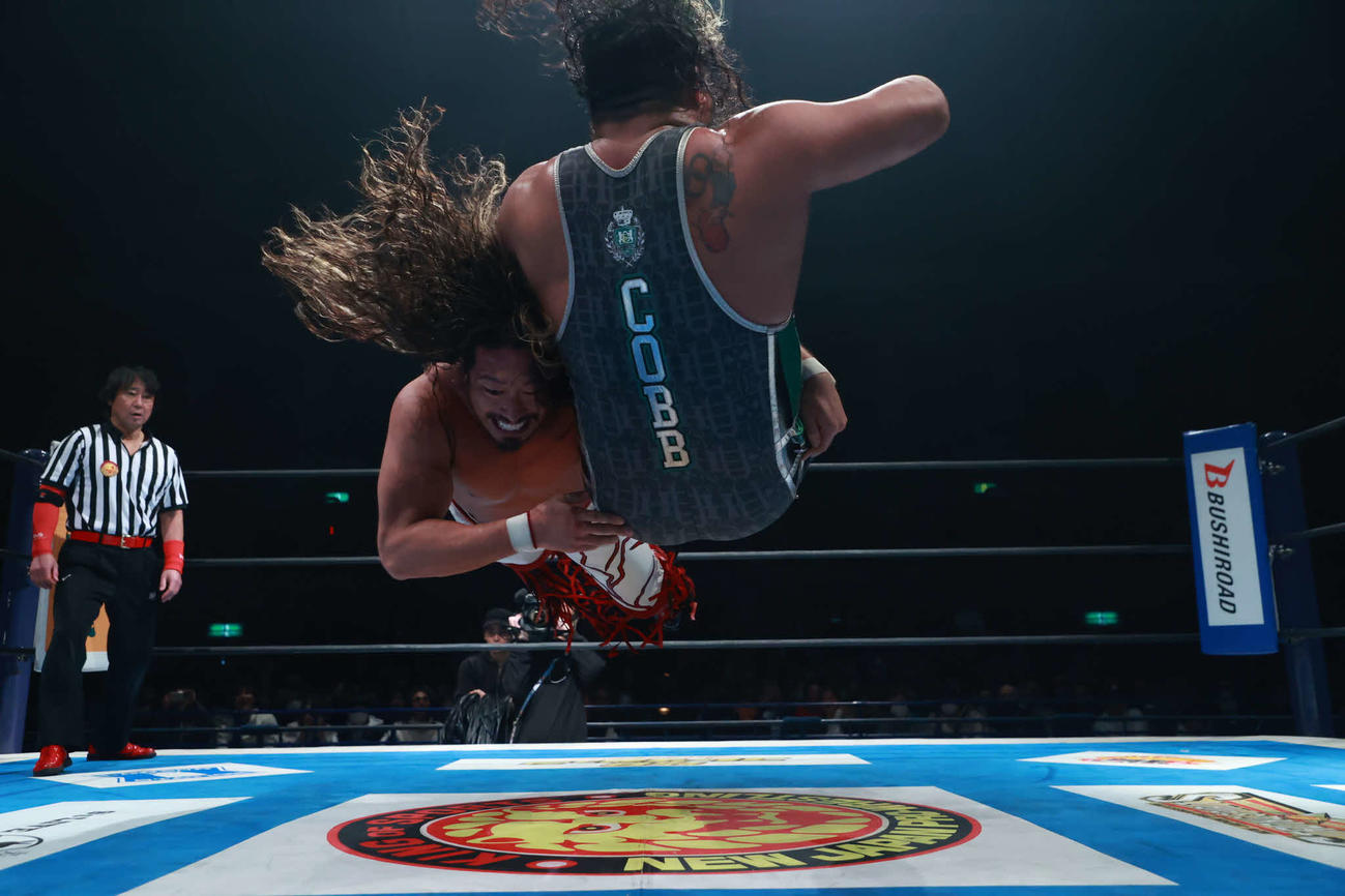 コブ（右）にジーンブラスターをさく裂させる辻陽太（写真提供・新日本プロレス）