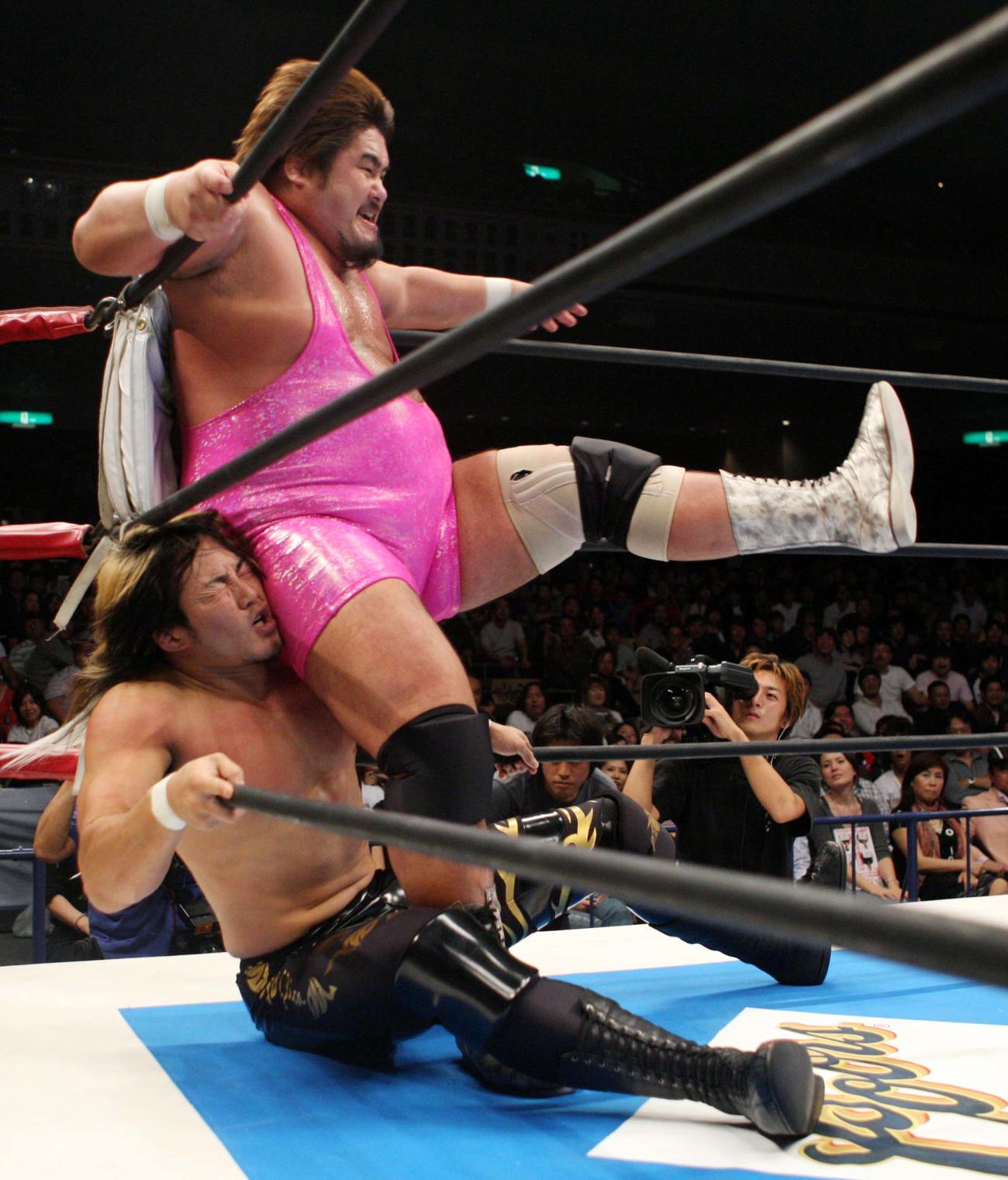 棚橋弘至に強烈なヒップアタックを決める吉江豊（08年撮影）