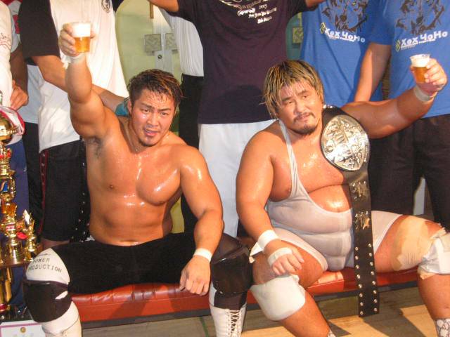 03年10月、IWGPタッグ王座を防衛した棚橋弘至（左）、吉江豊組