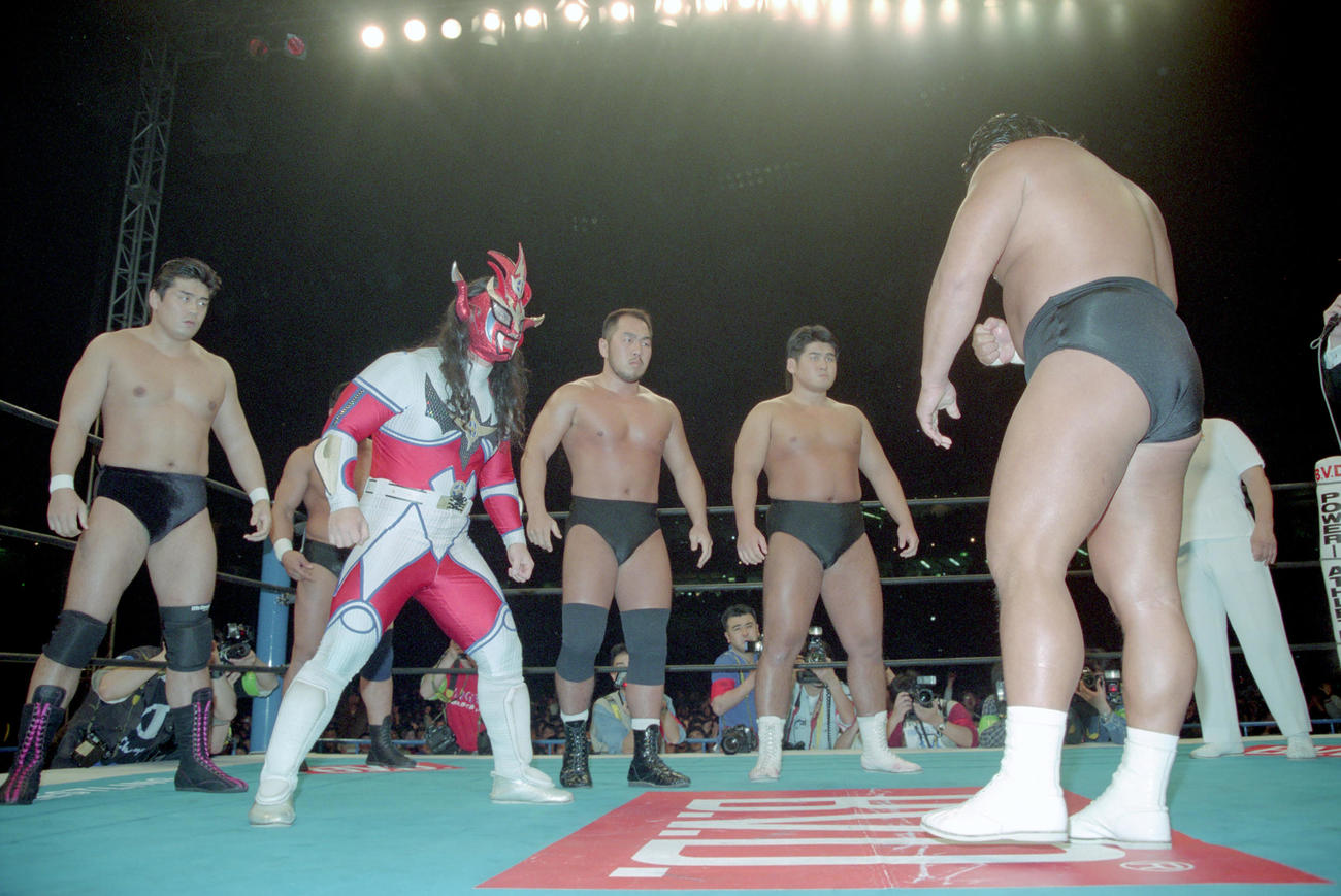新日本プロレス東京ドーム大会IWGPヘビー級選手権　長州力引退試合20分1本勝負　長州力（手前）とにらみ合う左から飯塚高史、獣神サンダー・ライガー、高岩竜一、吉江豊（1998年1月4日撮影）