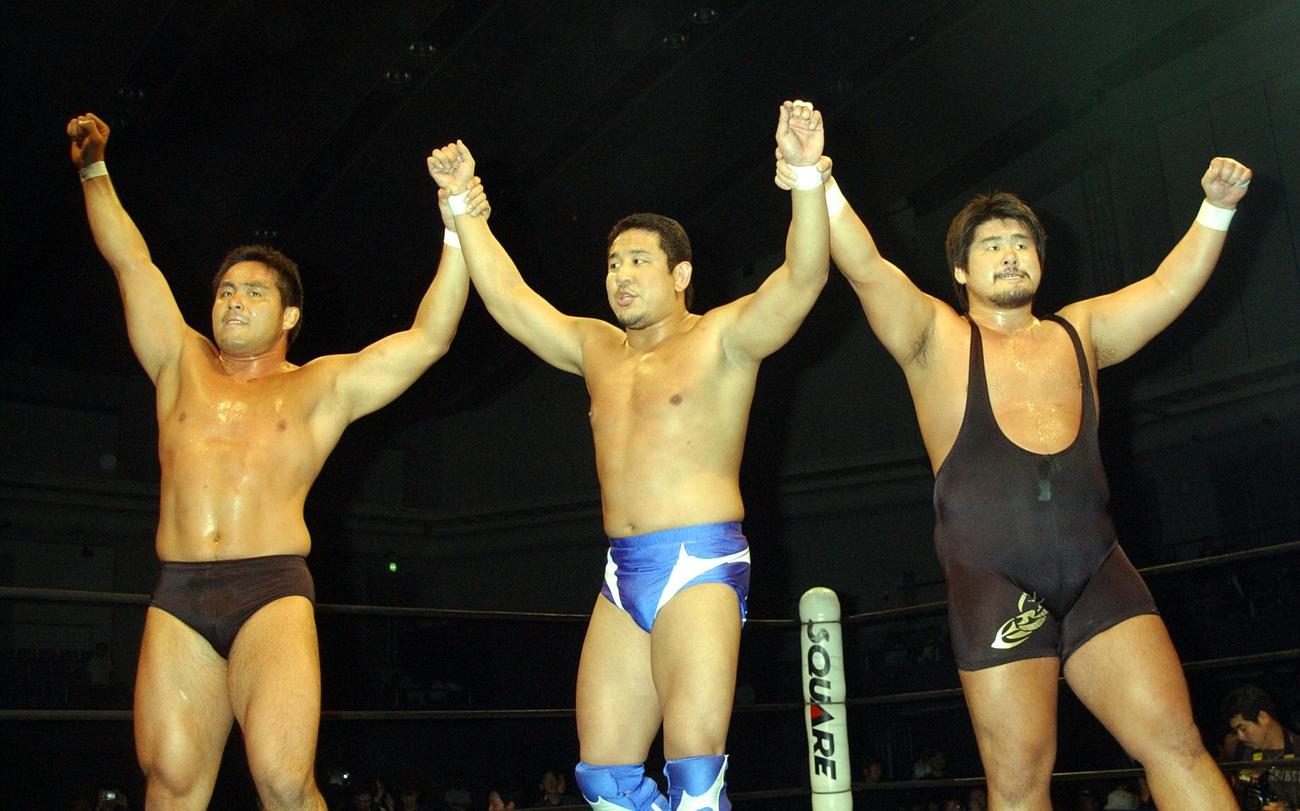 勝利を決めた元G−EGGSの左から中西学、永田裕志、吉江豊さん（2002年5月29日）