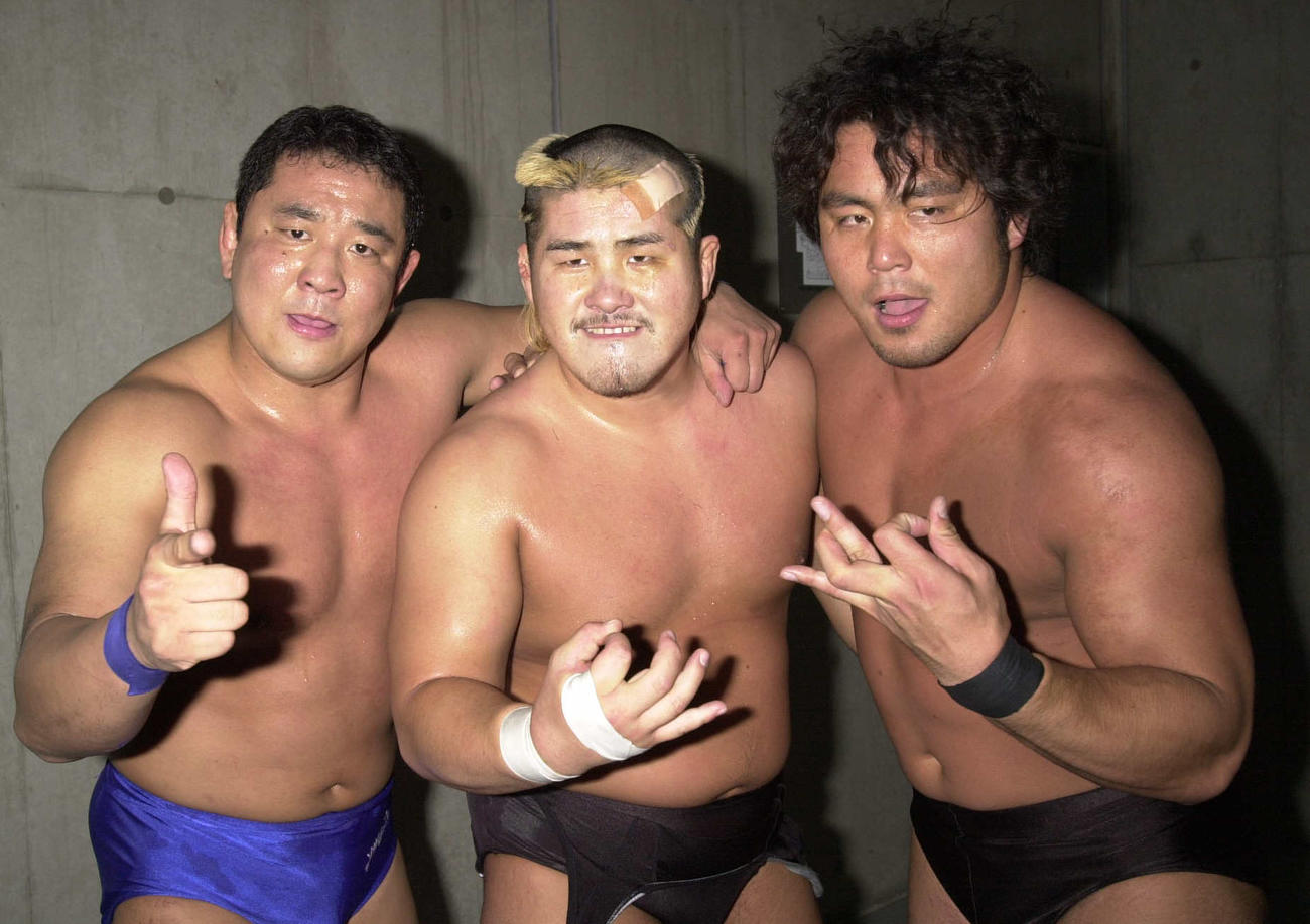 新日本プロレスヤングライオン杯リーグ戦　左から永田裕志、吉江豊、中西学のG−EGGSの3人は、T2000（蝶野正洋率いる）に勝利し、控え室に戻る途中でポーズをとる